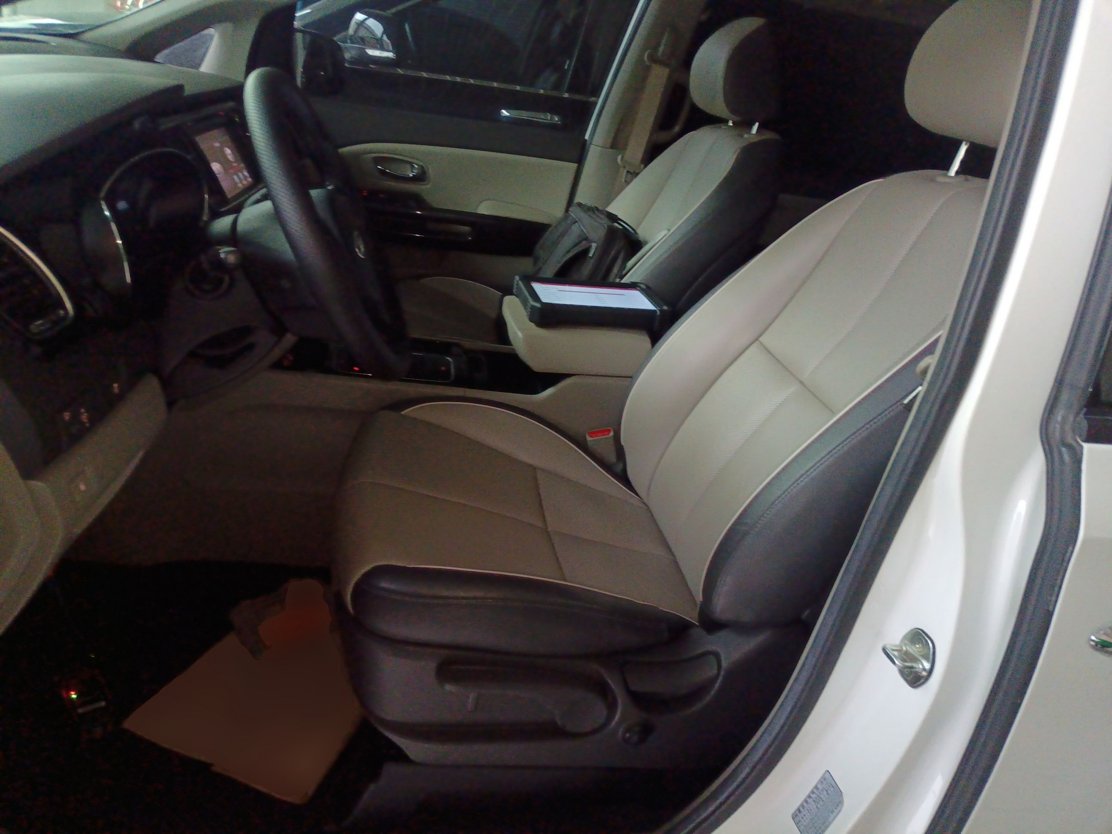 المقاعد الأمامية داخل السيارة