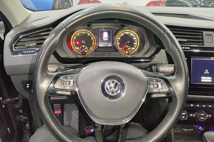 Used Volkswagen Tiguan L 2019 Updated Version 330TSI Automatic Two-Wheel Drive Panoramic Comfort Edition China VI Standard
