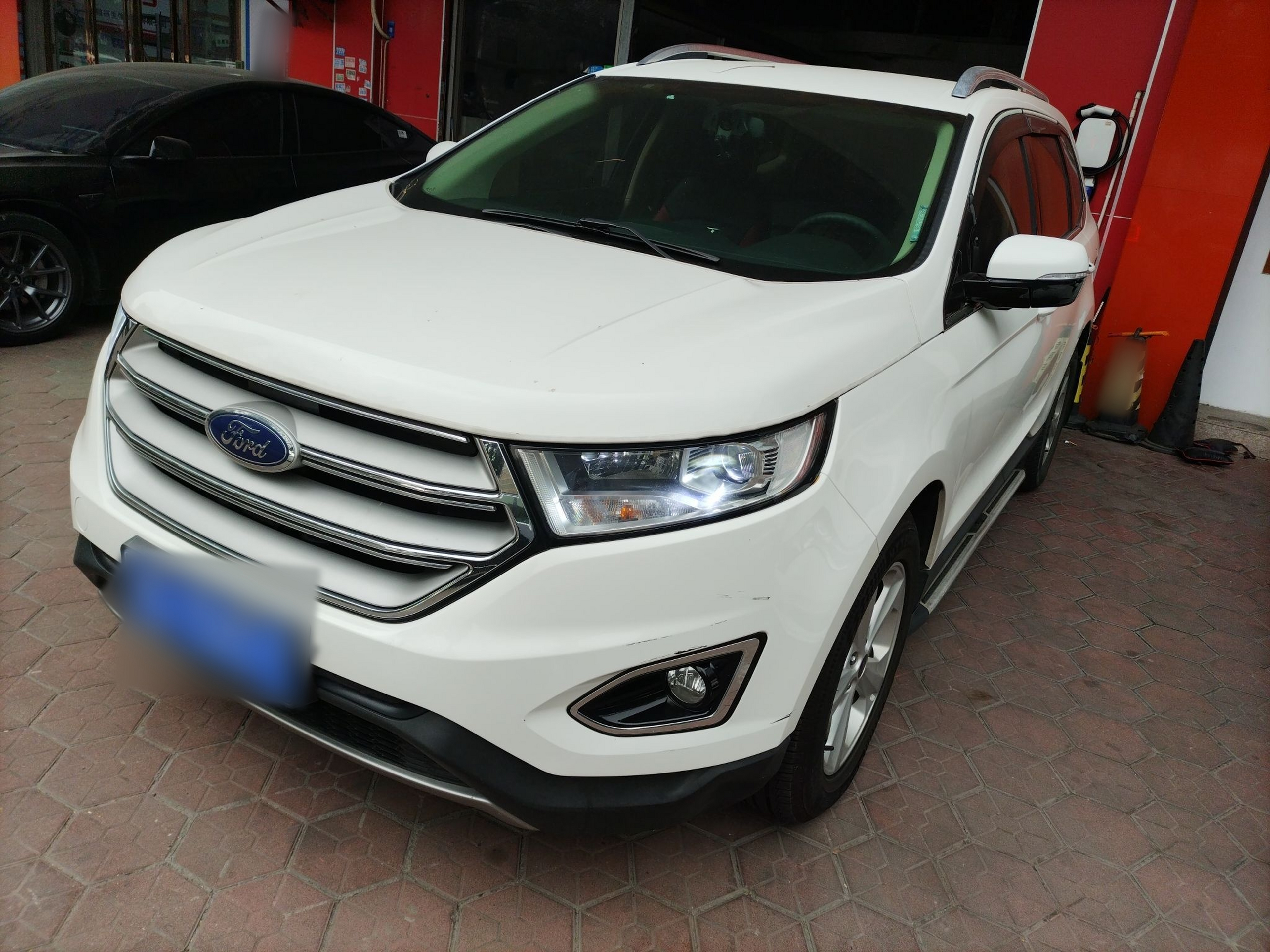 تحت مقدمة السيارة