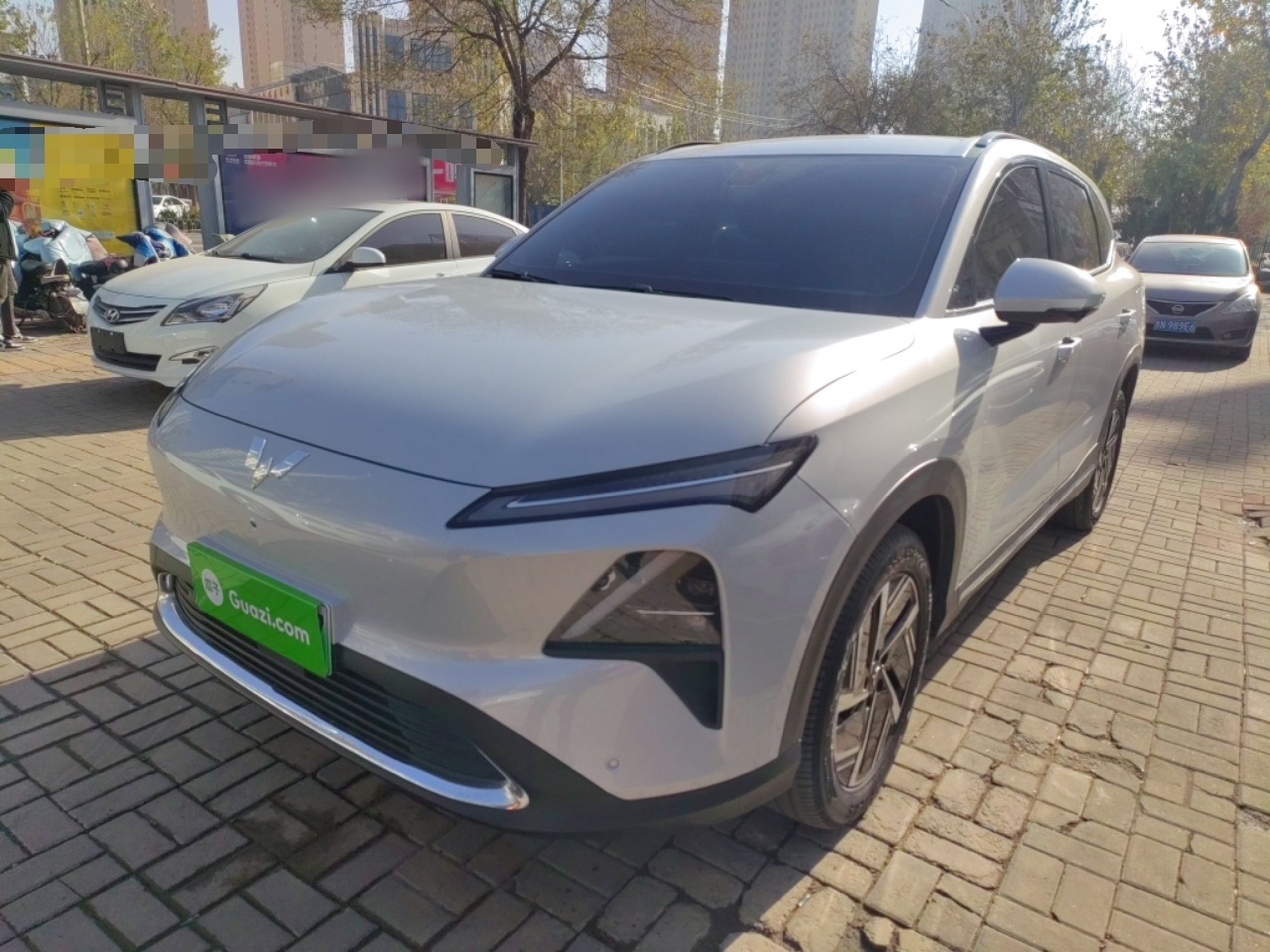 Под передней частью автомобиля