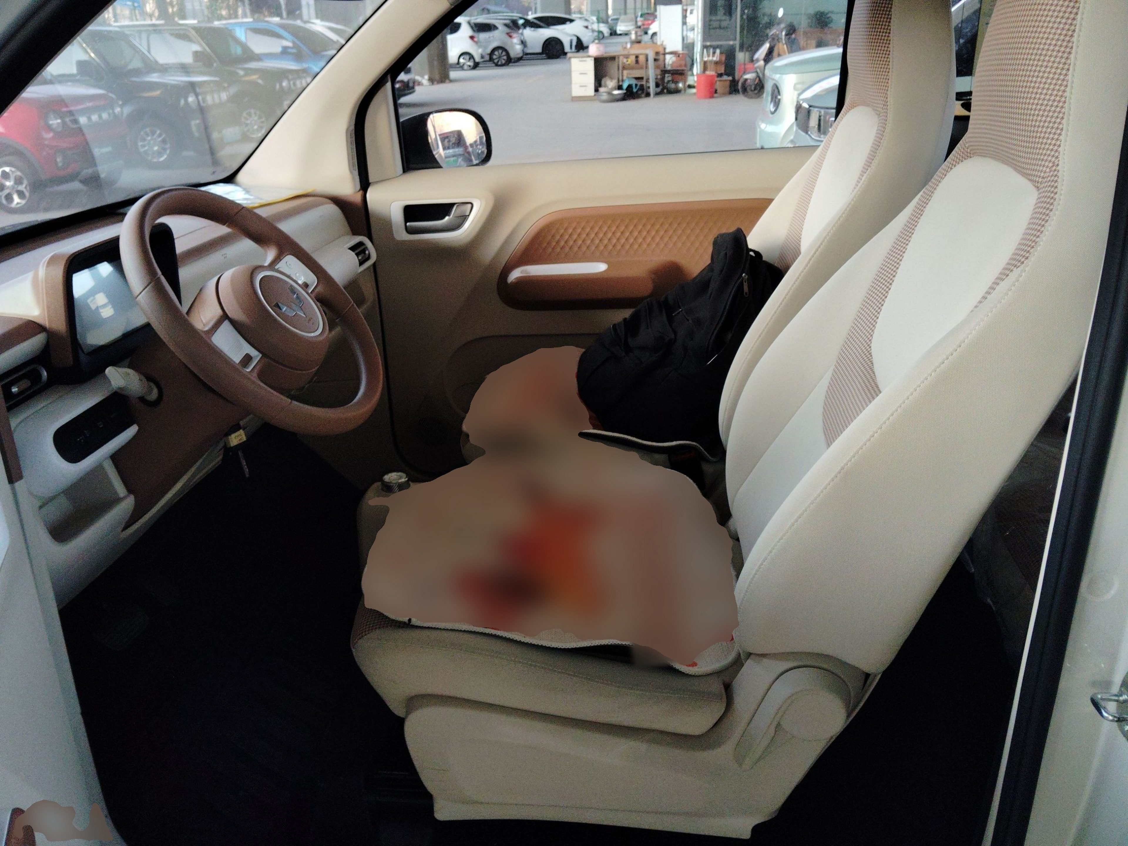 المقاعد الأمامية داخل السيارة