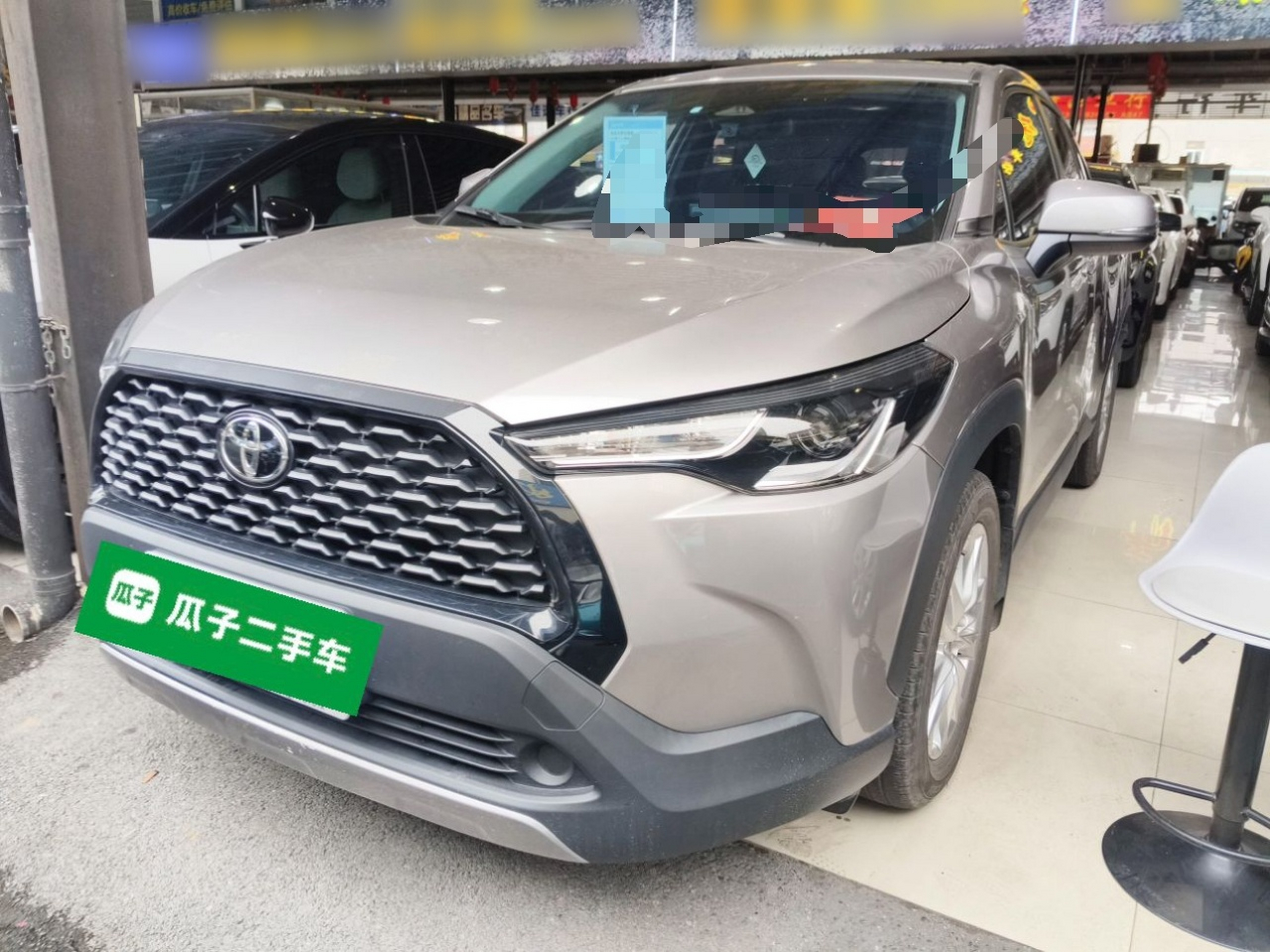 Под передней частью автомобиля