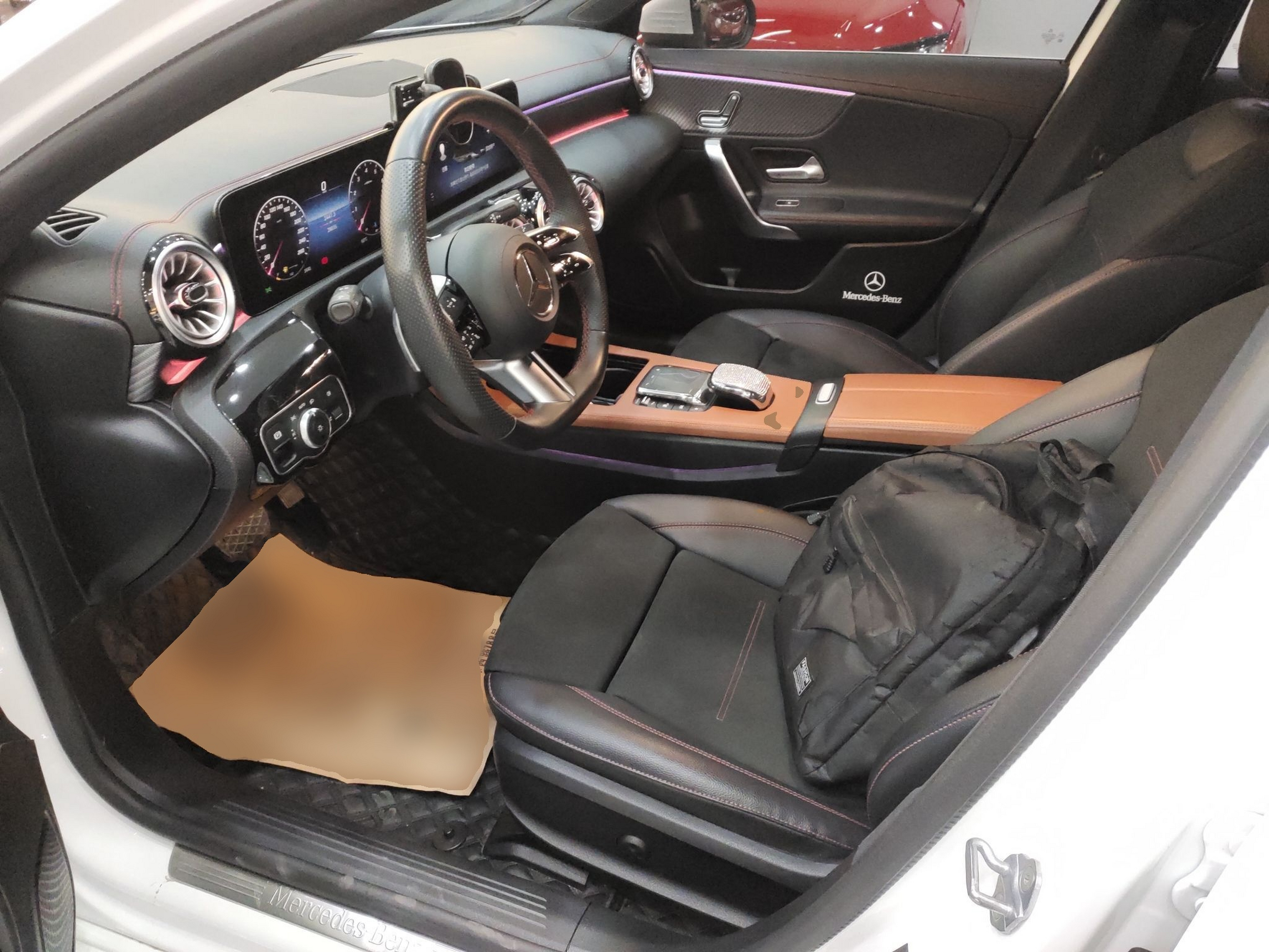 المقاعد الأمامية داخل السيارة