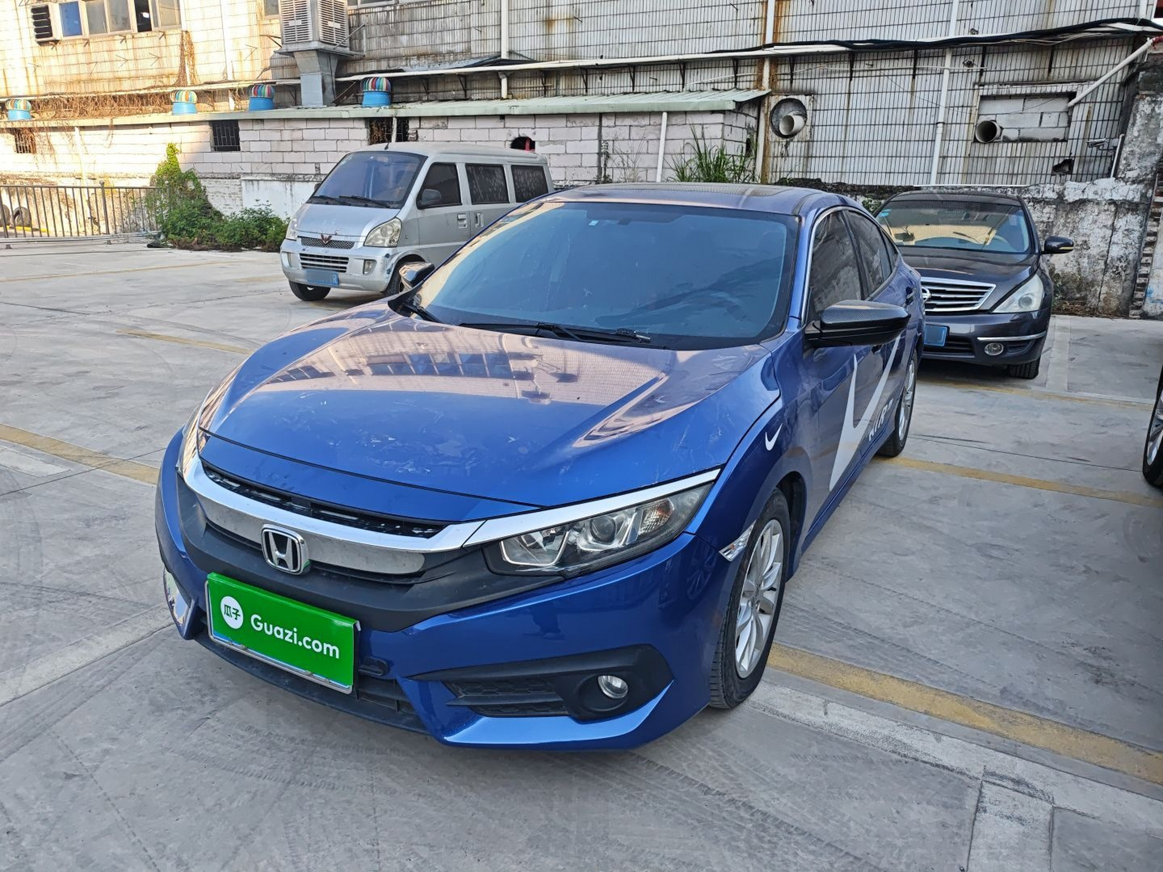 تحت مقدمة السيارة