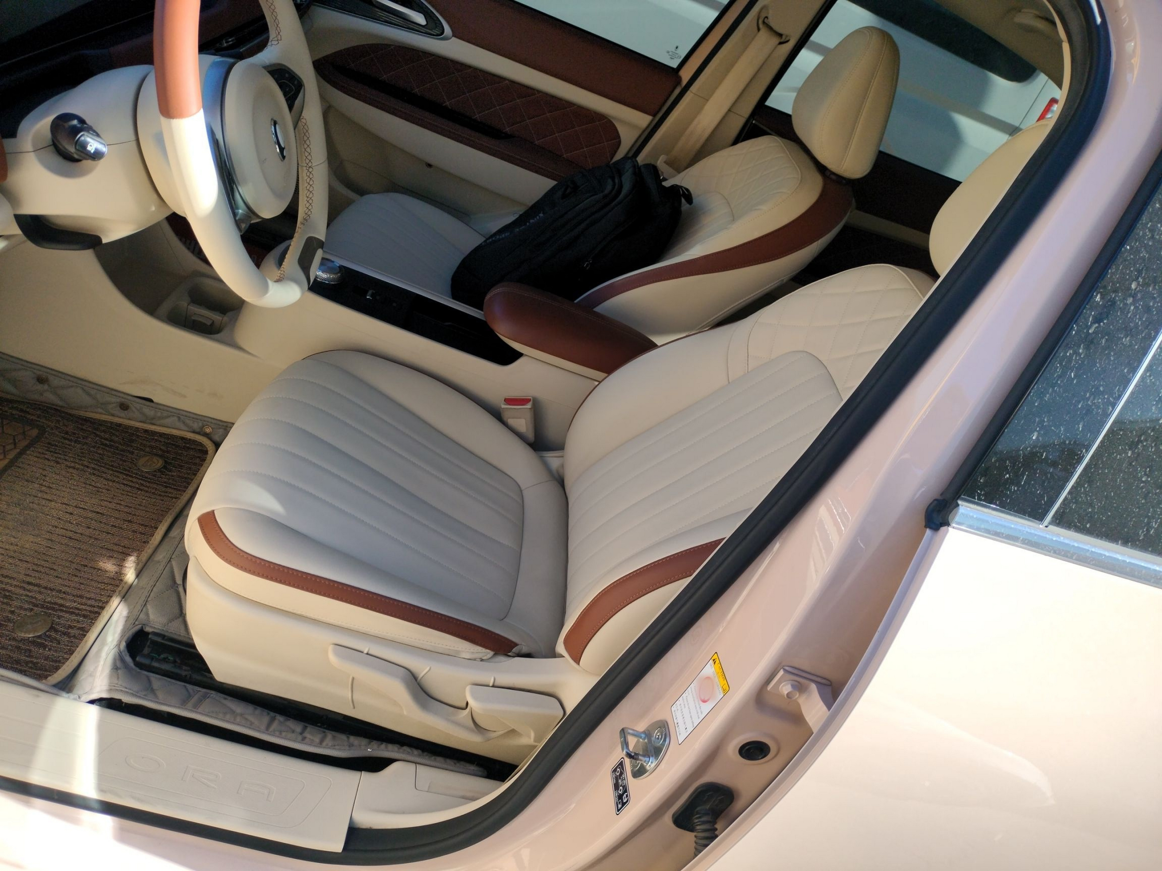 المقاعد الأمامية داخل السيارة