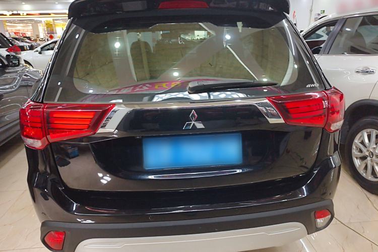 Used Mitsubishi Outlander 2019 2.4L 4x4 Zhi Xiang Edition 5 Seats China VI Standard
