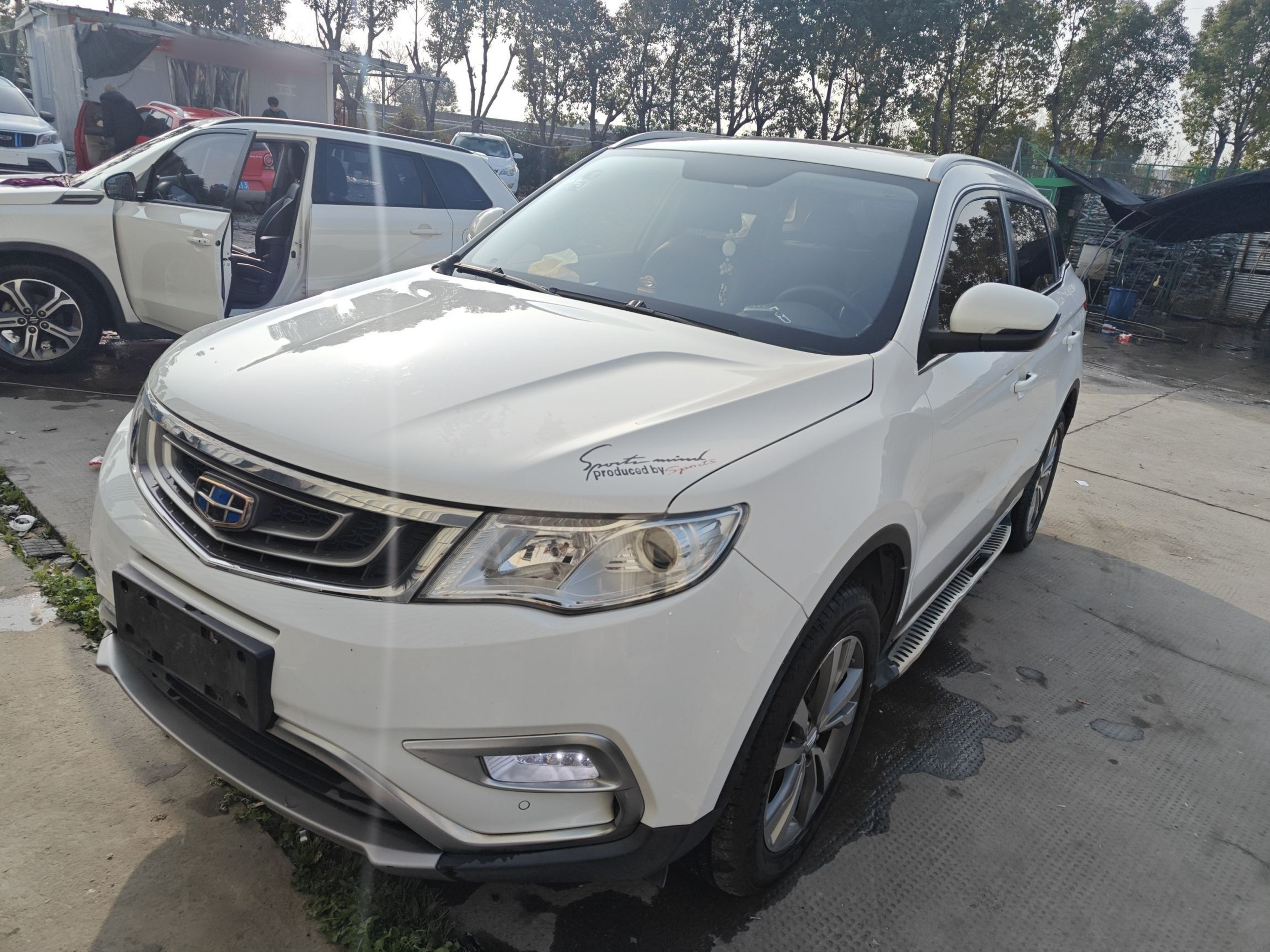 Под передней частью автомобиля