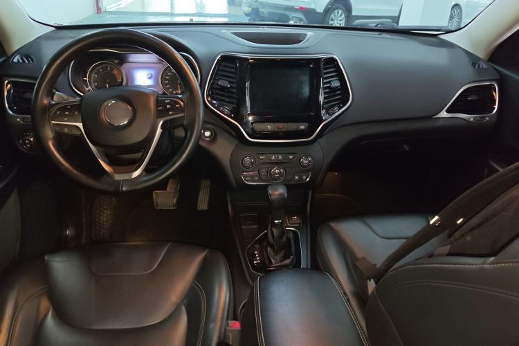 Used  Cherokee 2019 2.0T Two-Wheel Drive Smart Enjoyment Version China V
