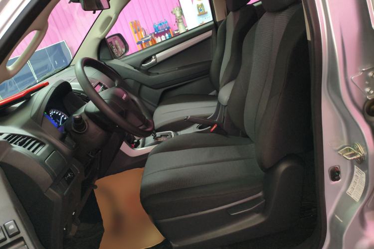 Used Isuzu D-MAX 2015 2.5T Two-Wheel Drive Automatic High-Performance Elite Version 4JK1