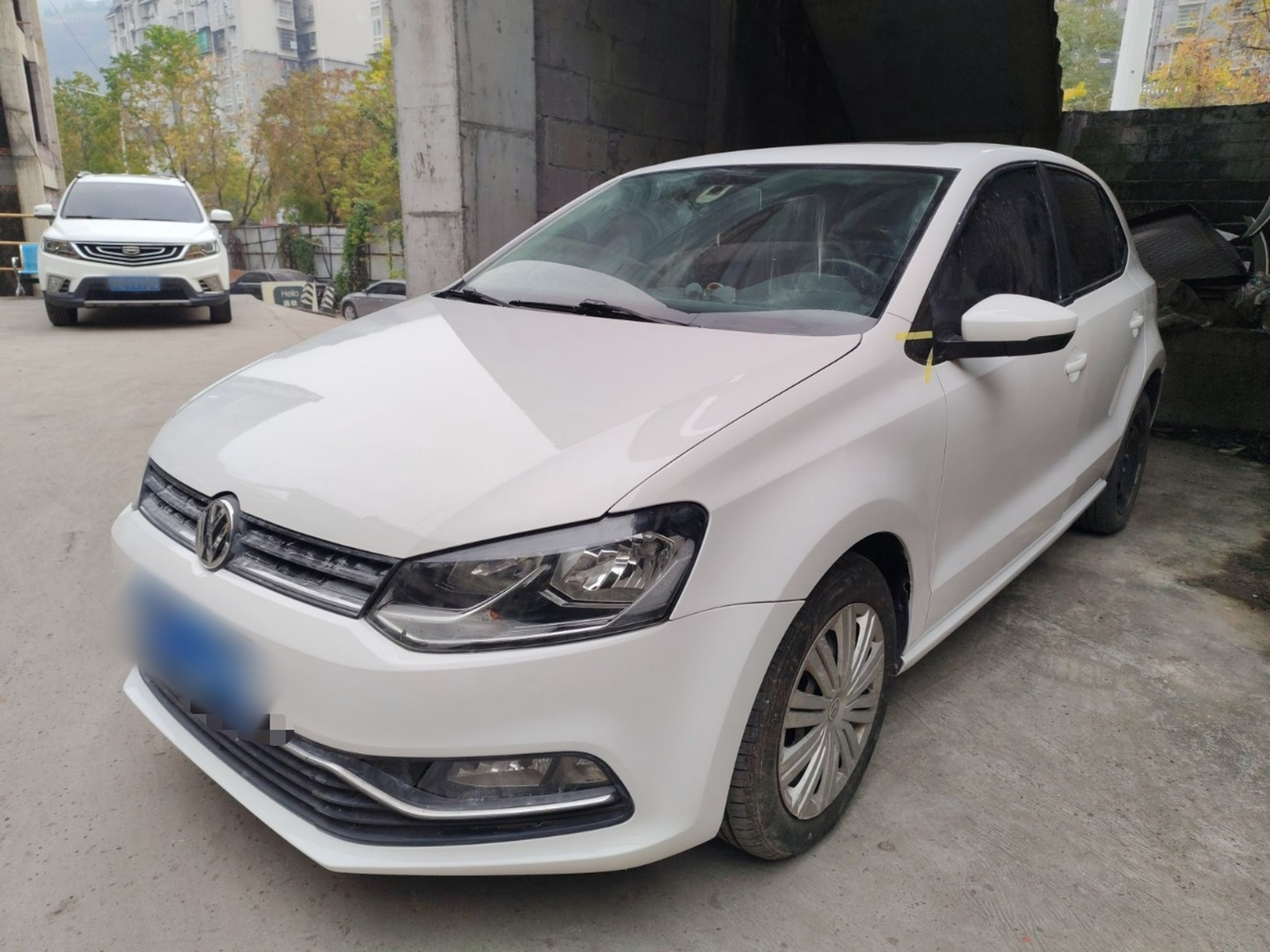 Под передней частью автомобиля