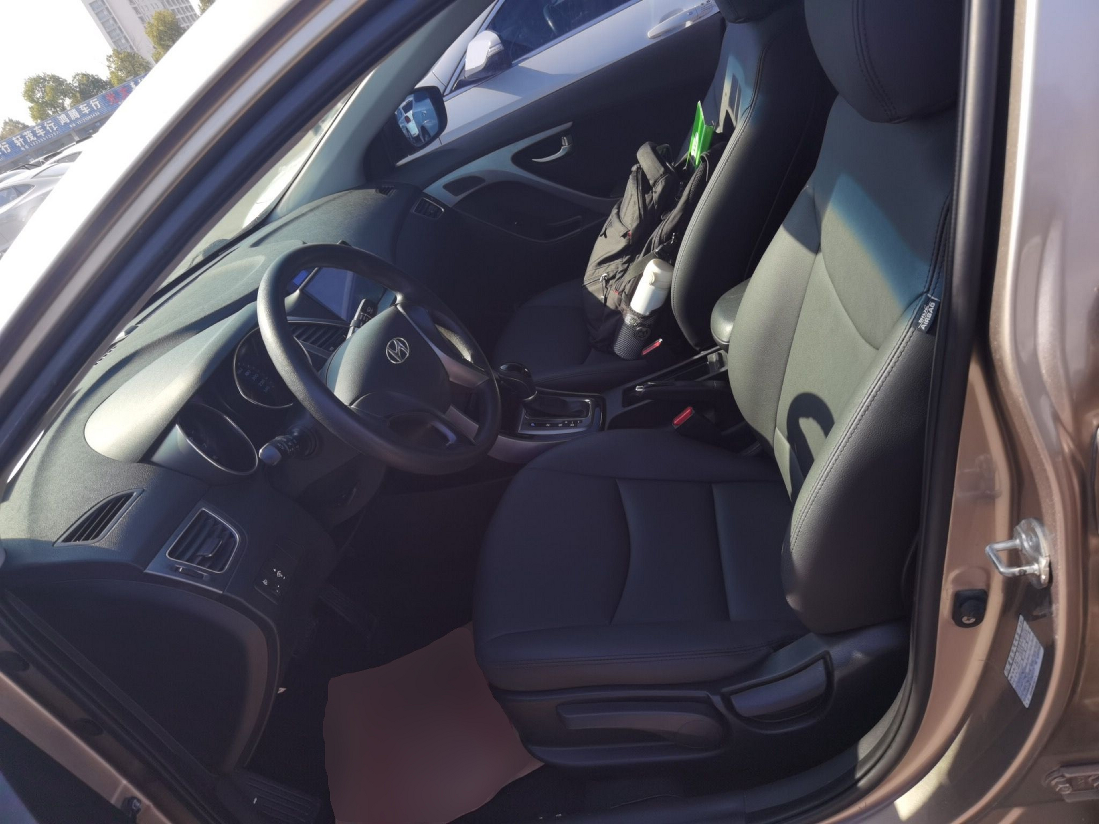 Переднее сиденье в автомобиле