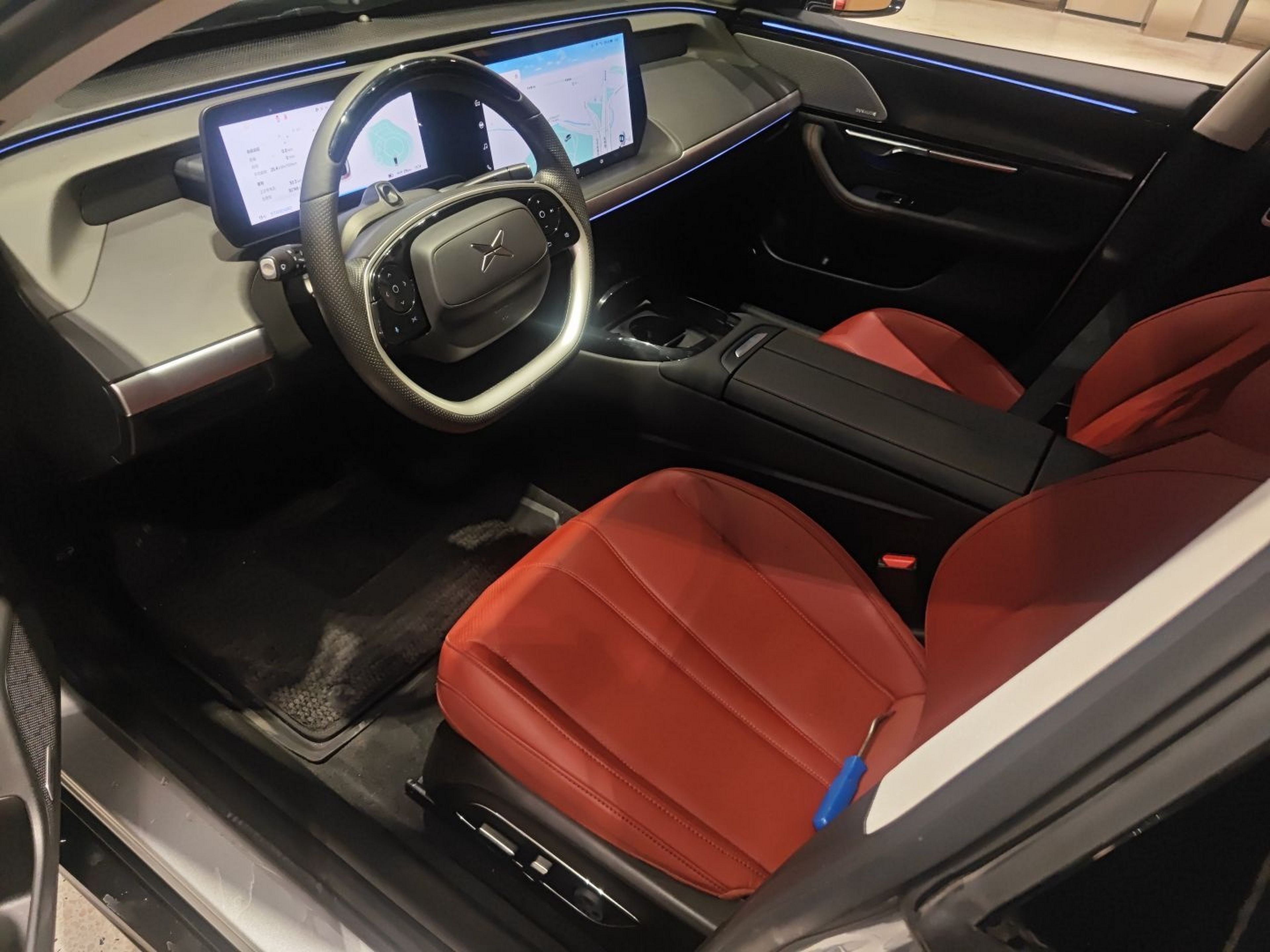 المقاعد الأمامية داخل السيارة