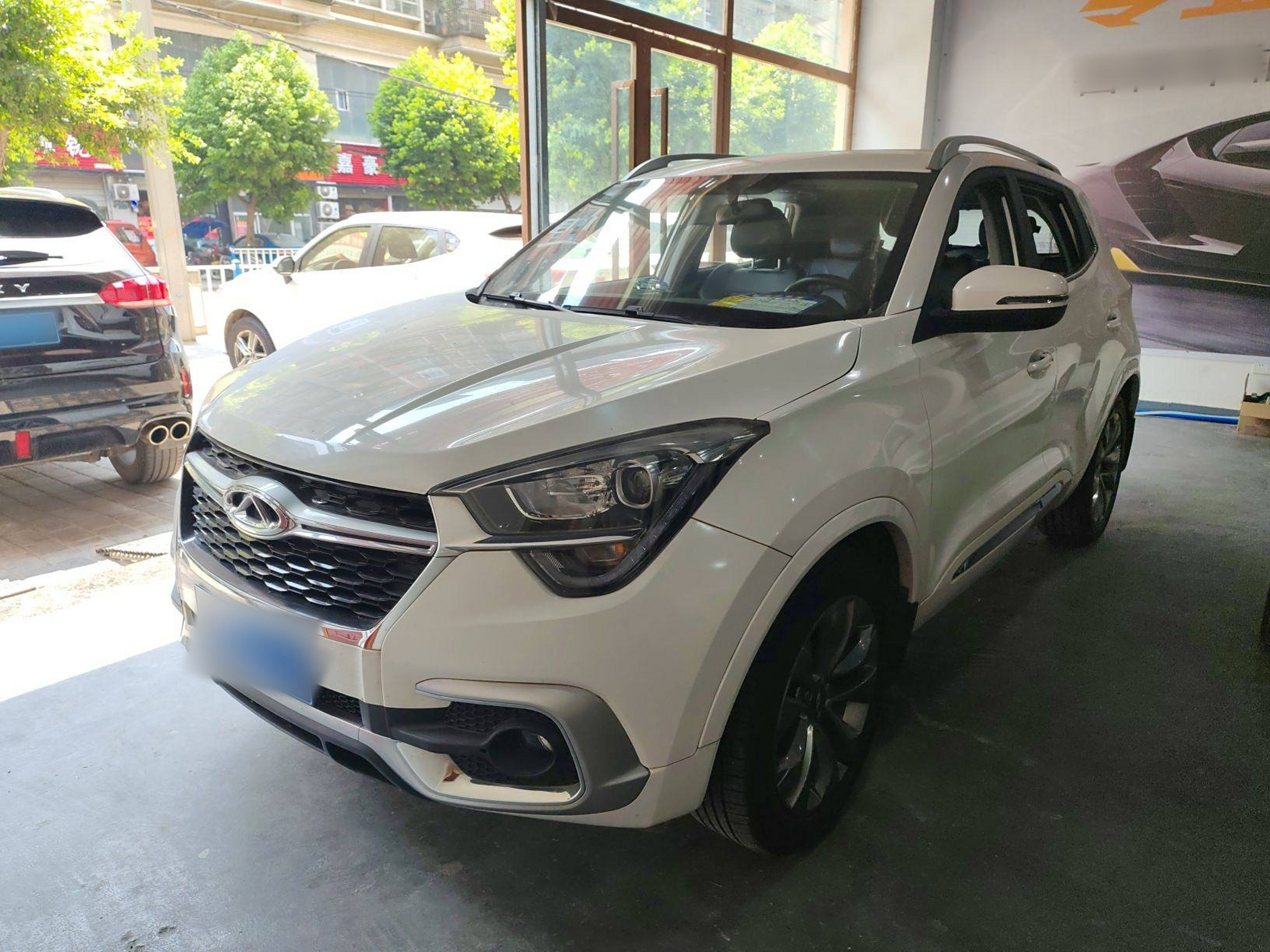 Под передней частью автомобиля