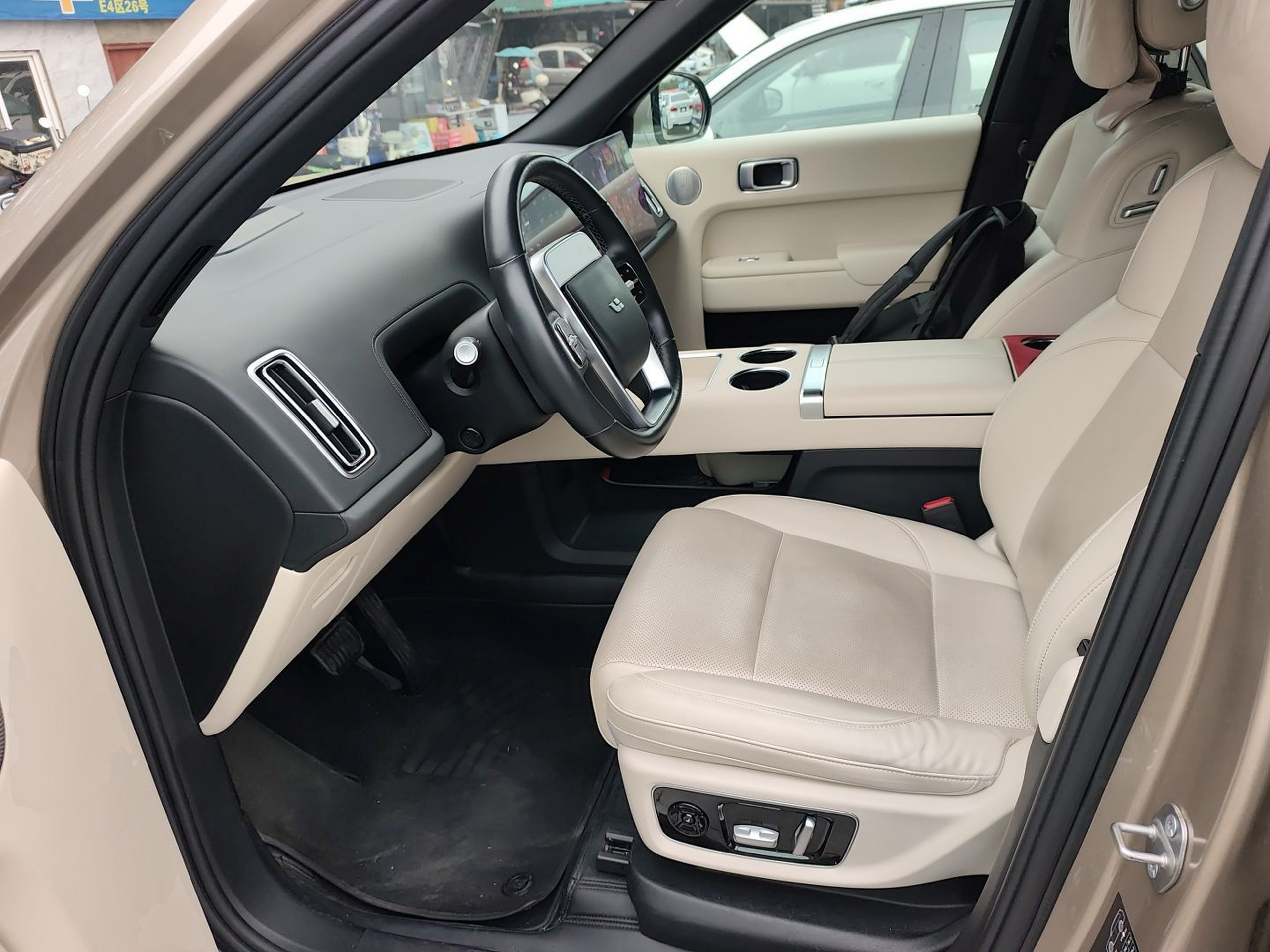 المقاعد الأمامية داخل السيارة