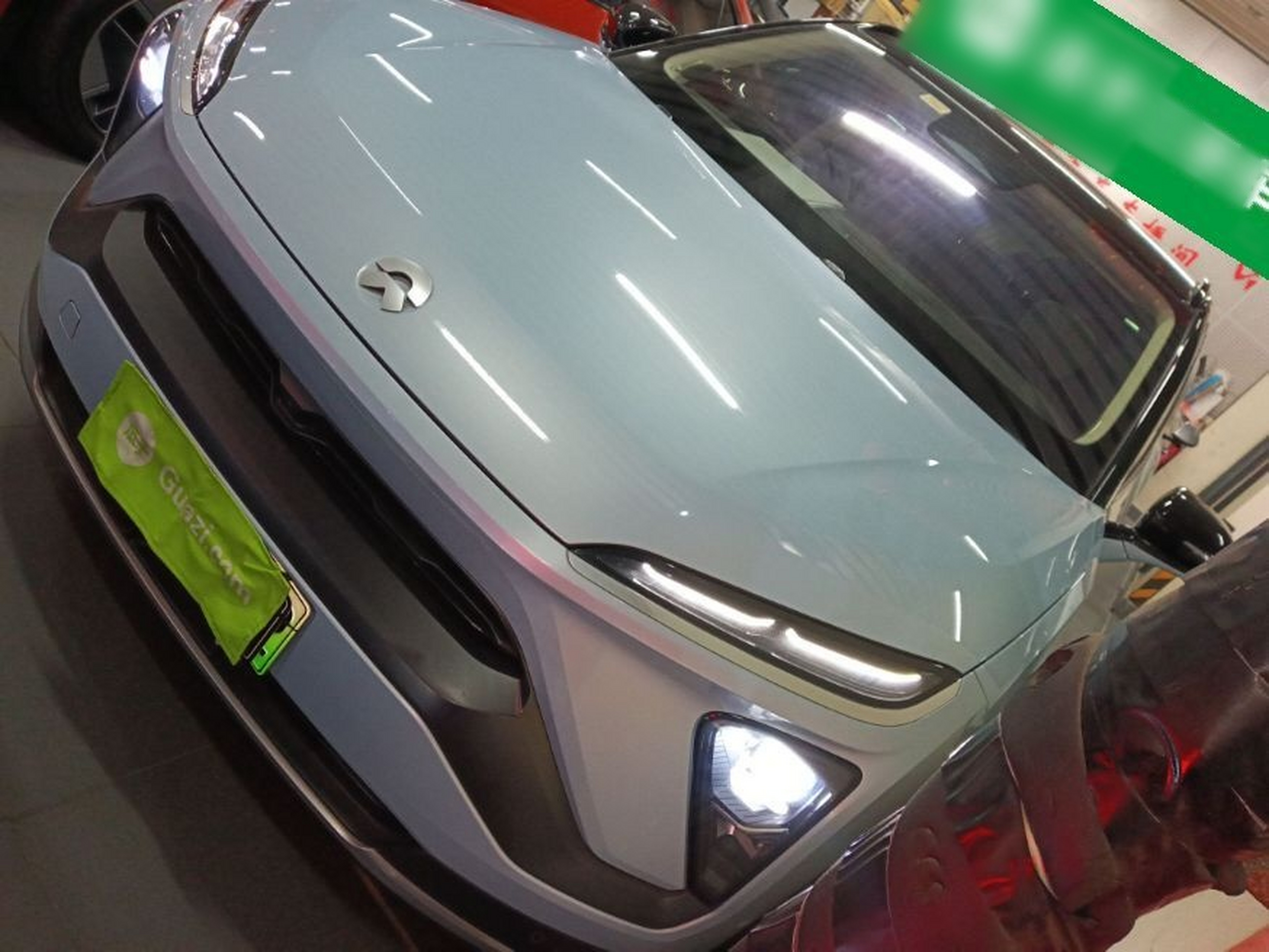 تحت مقدمة السيارة