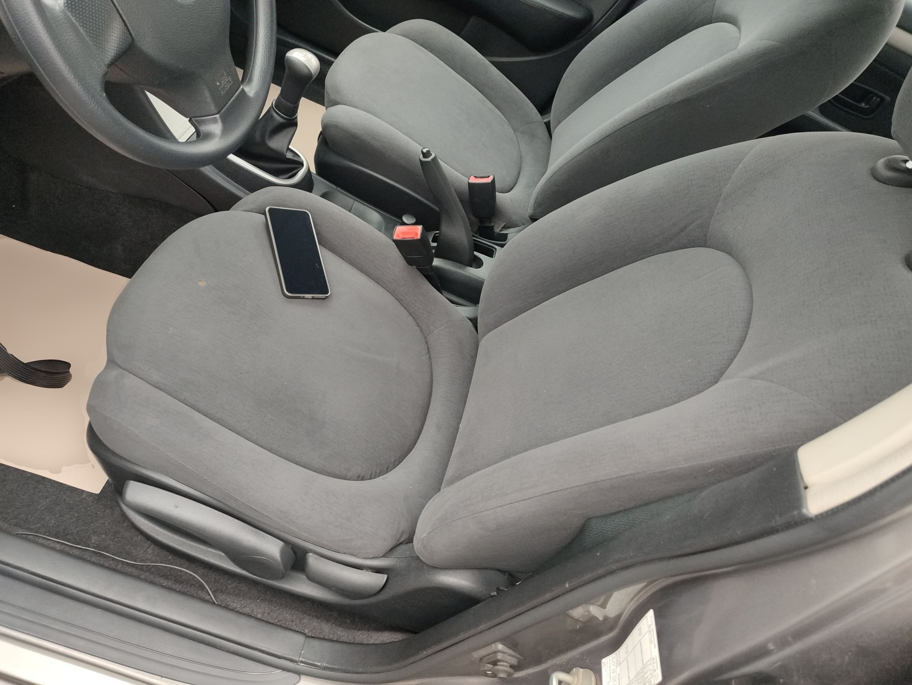 Переднее сиденье в автомобиле