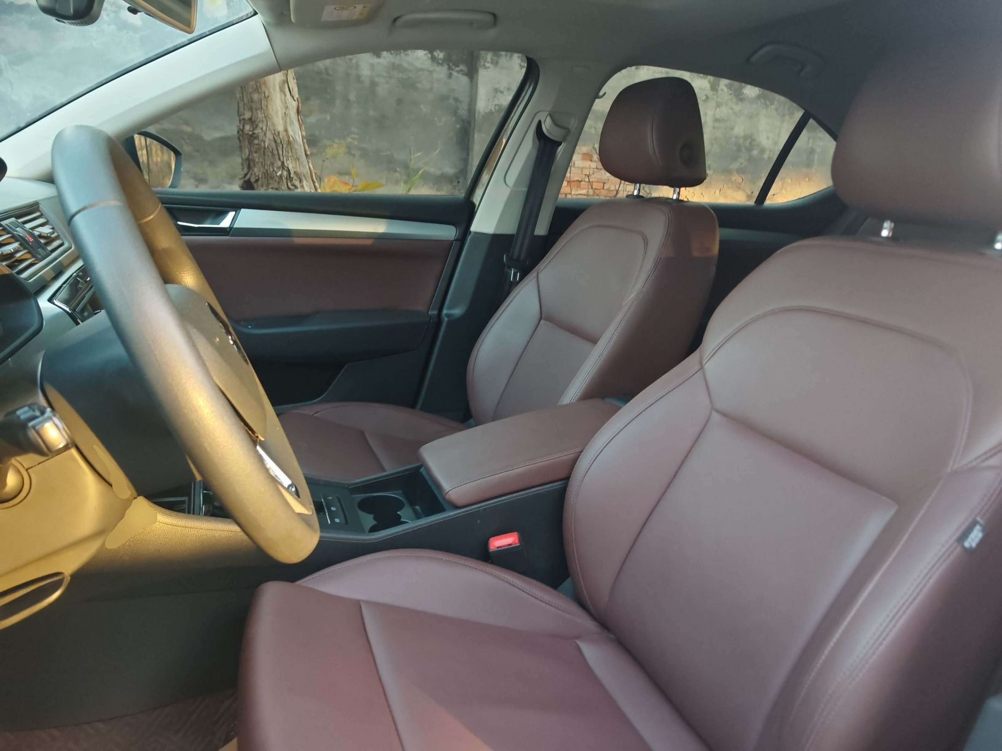 Переднее сиденье в автомобиле