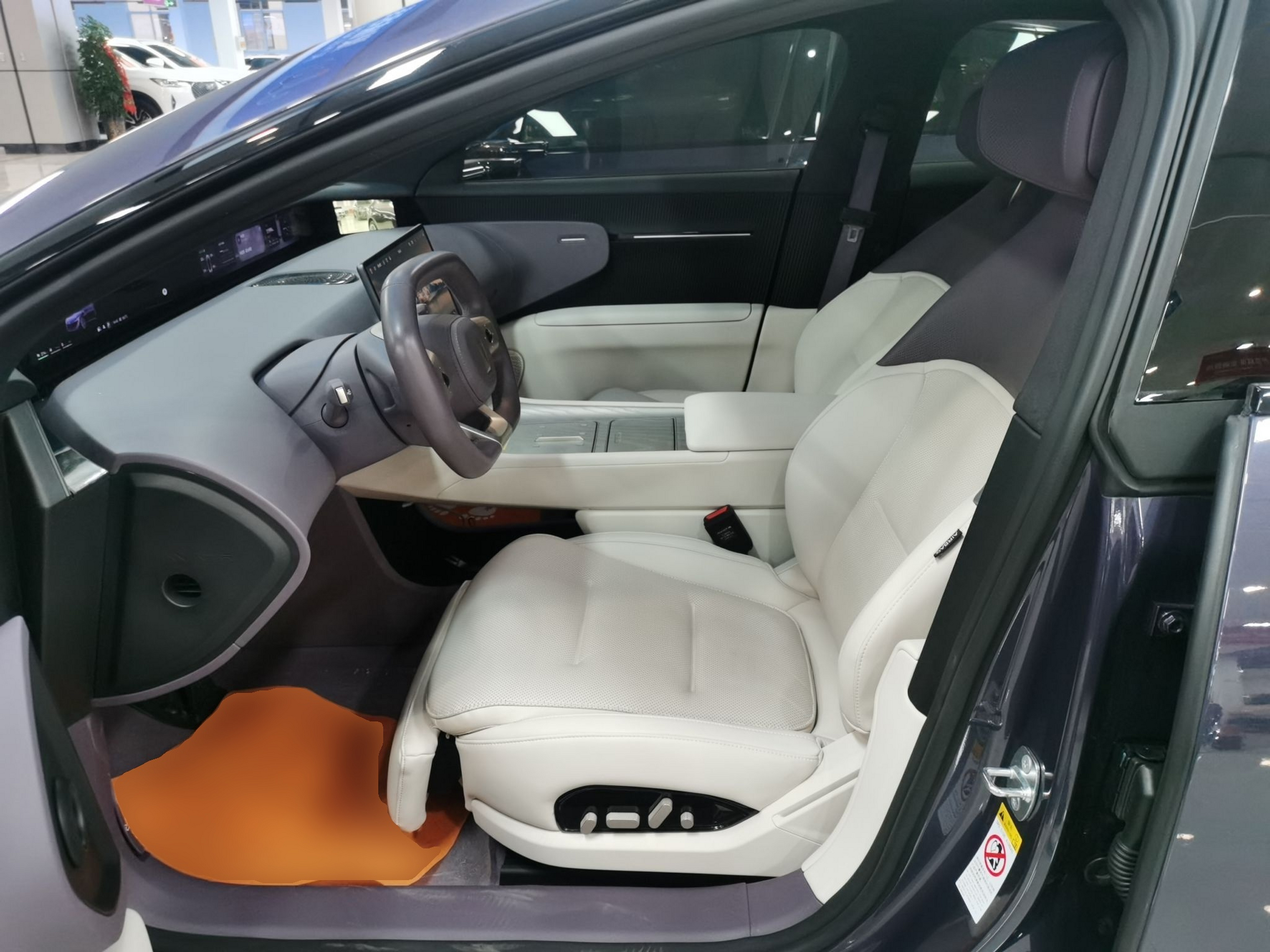 المقاعد الأمامية داخل السيارة