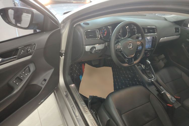 Used Volkswagen Sagitar 2017 230TSI Automatic Comfort Version
