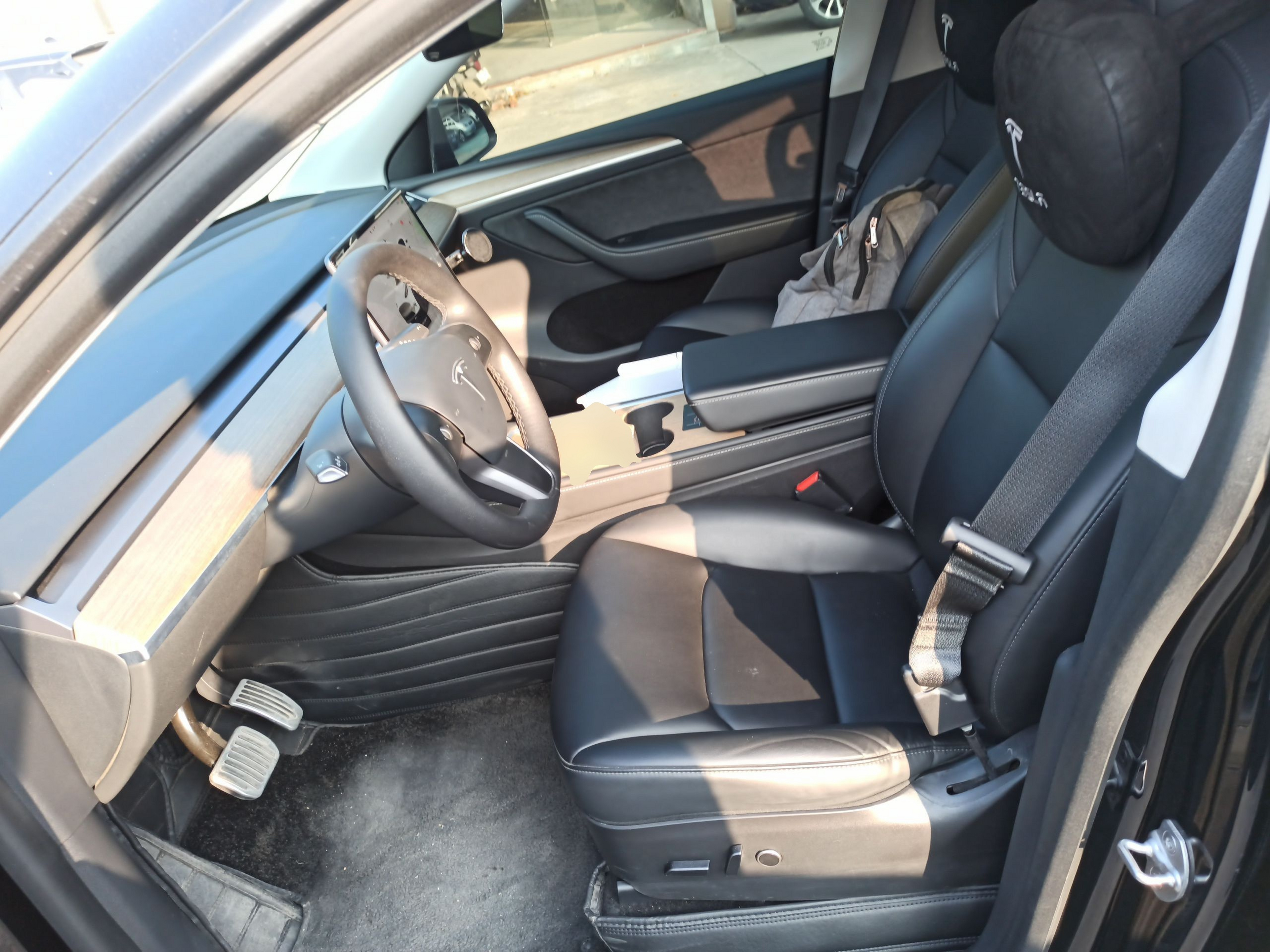 المقاعد الأمامية داخل السيارة