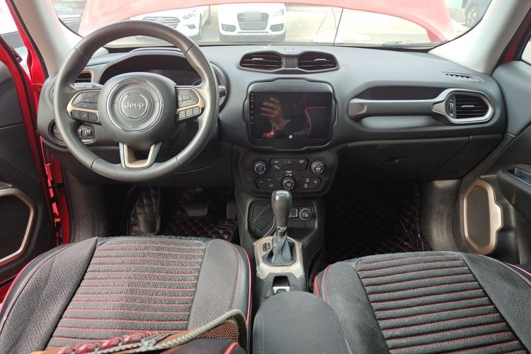 Used  Renegade 2018 Connected Large Screen Version 180T Automatic High-Energy Edition
