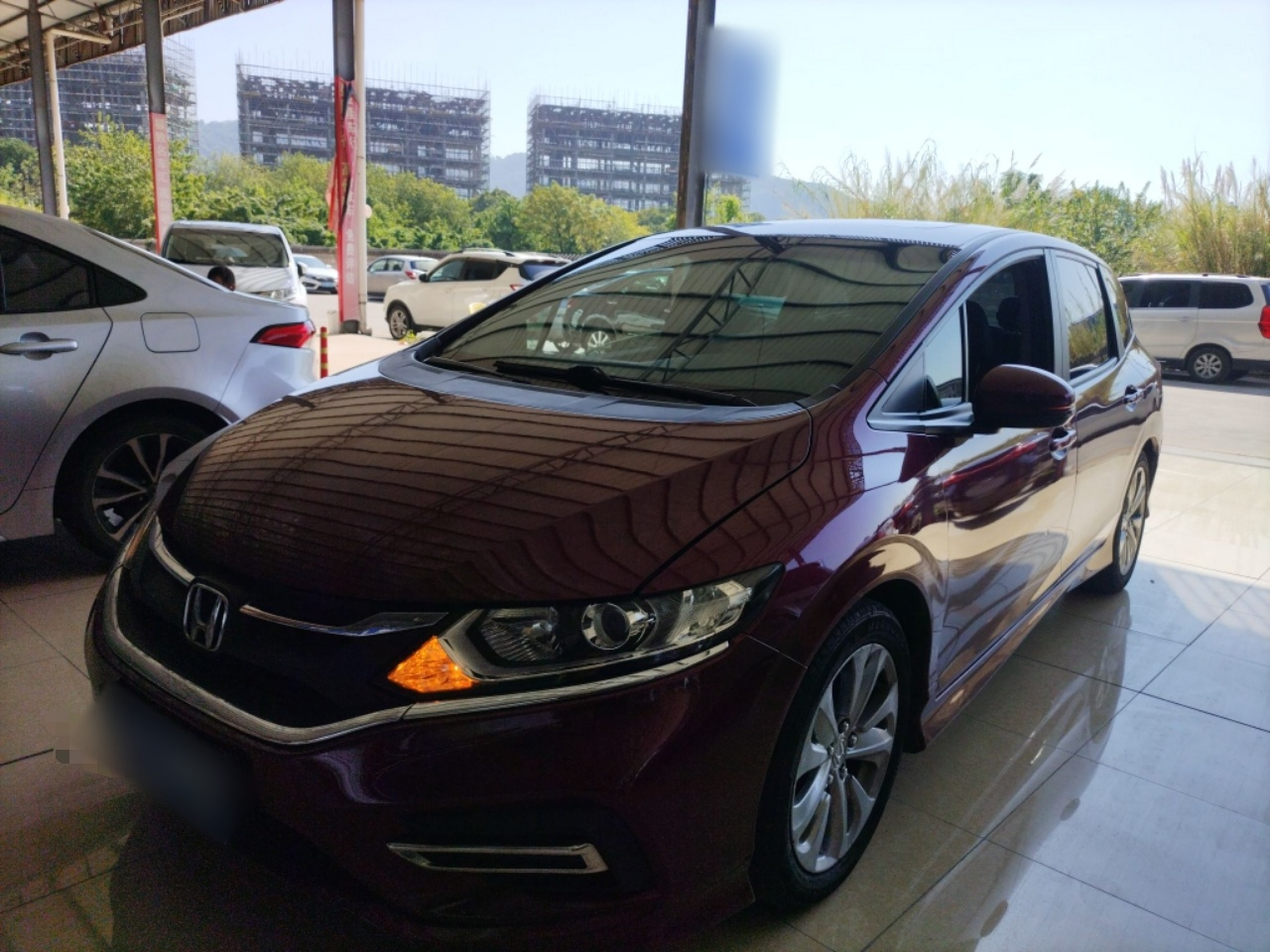 تحت مقدمة السيارة