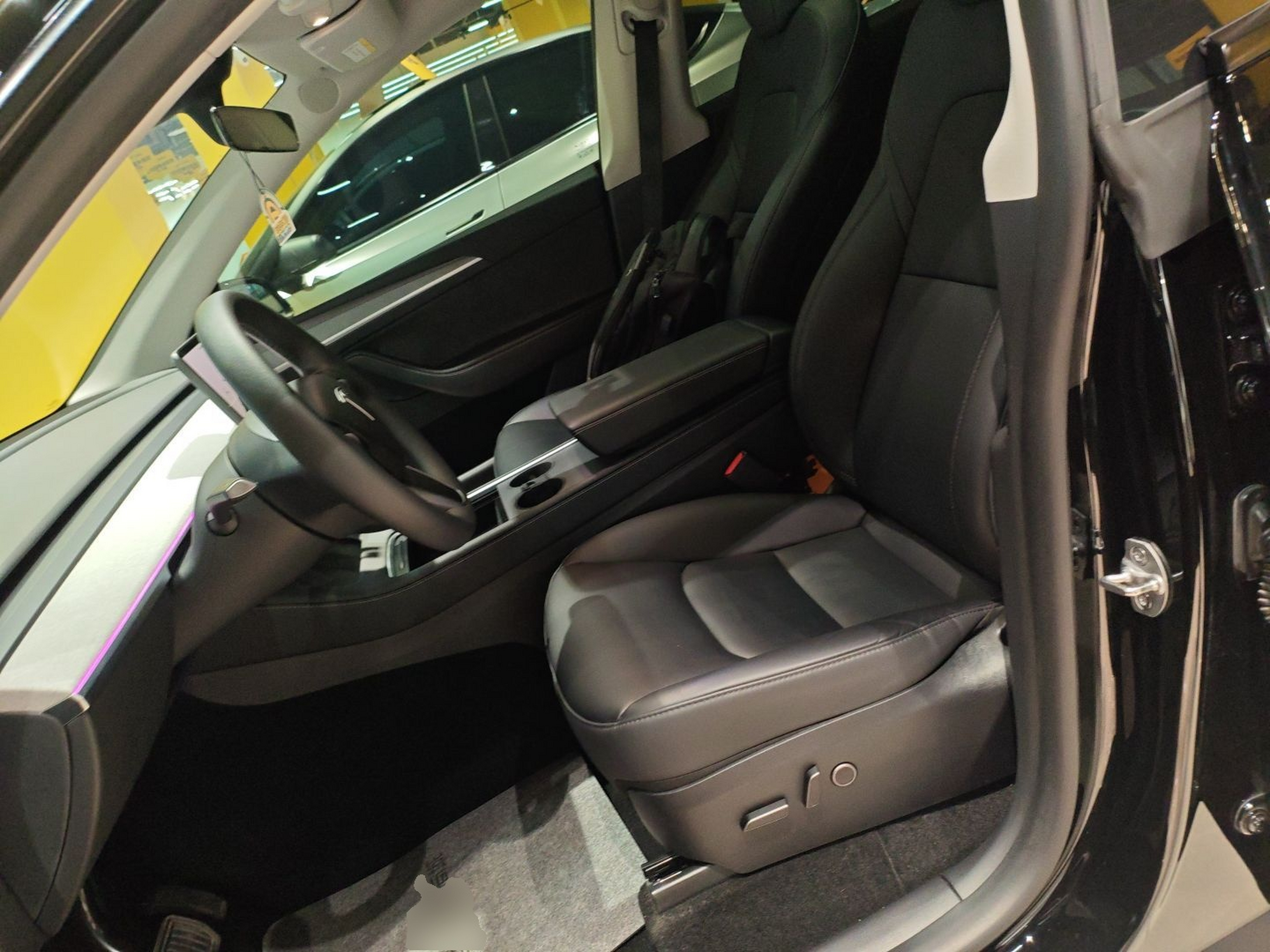 المقاعد الأمامية داخل السيارة