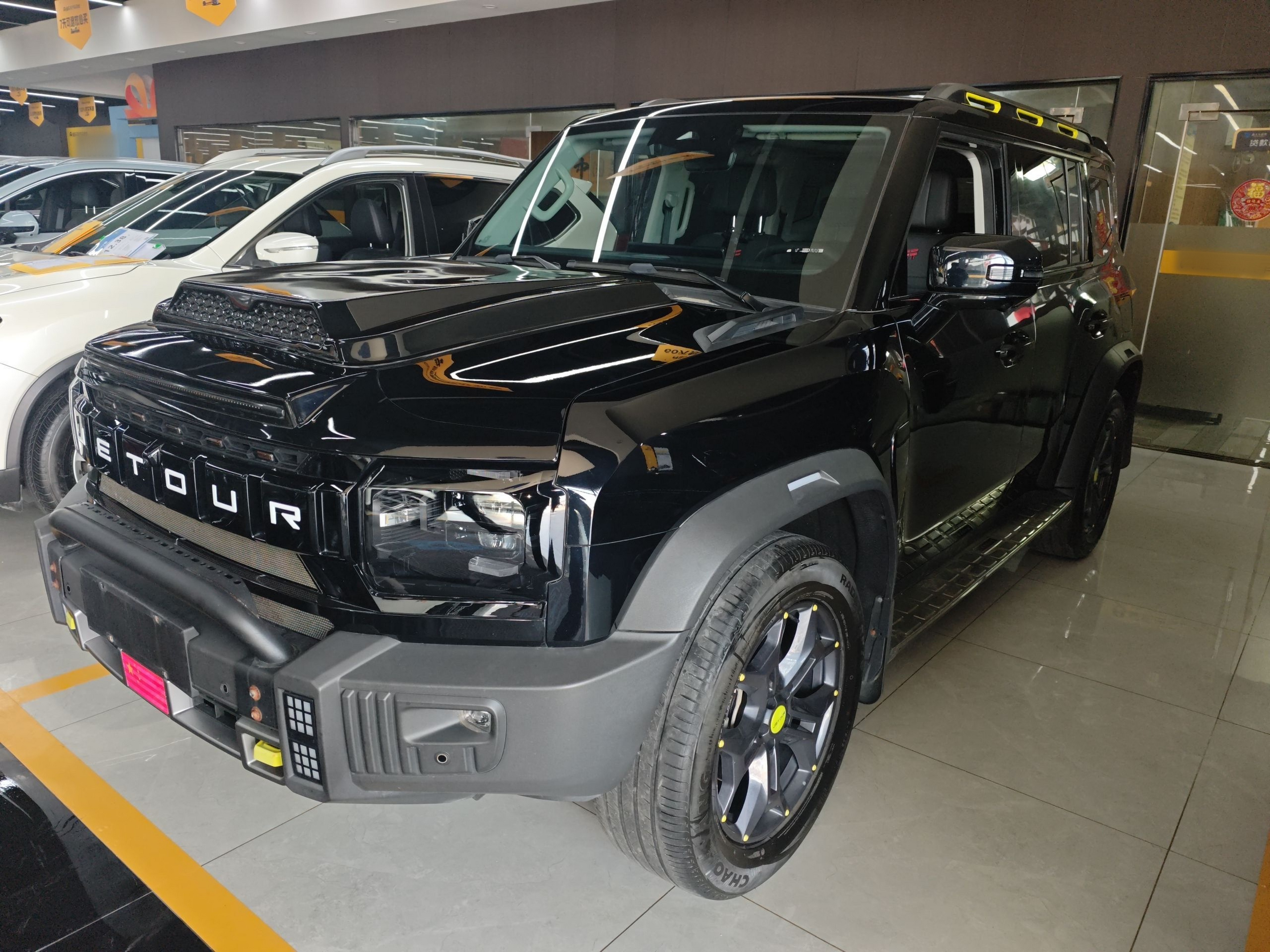 تحت مقدمة السيارة