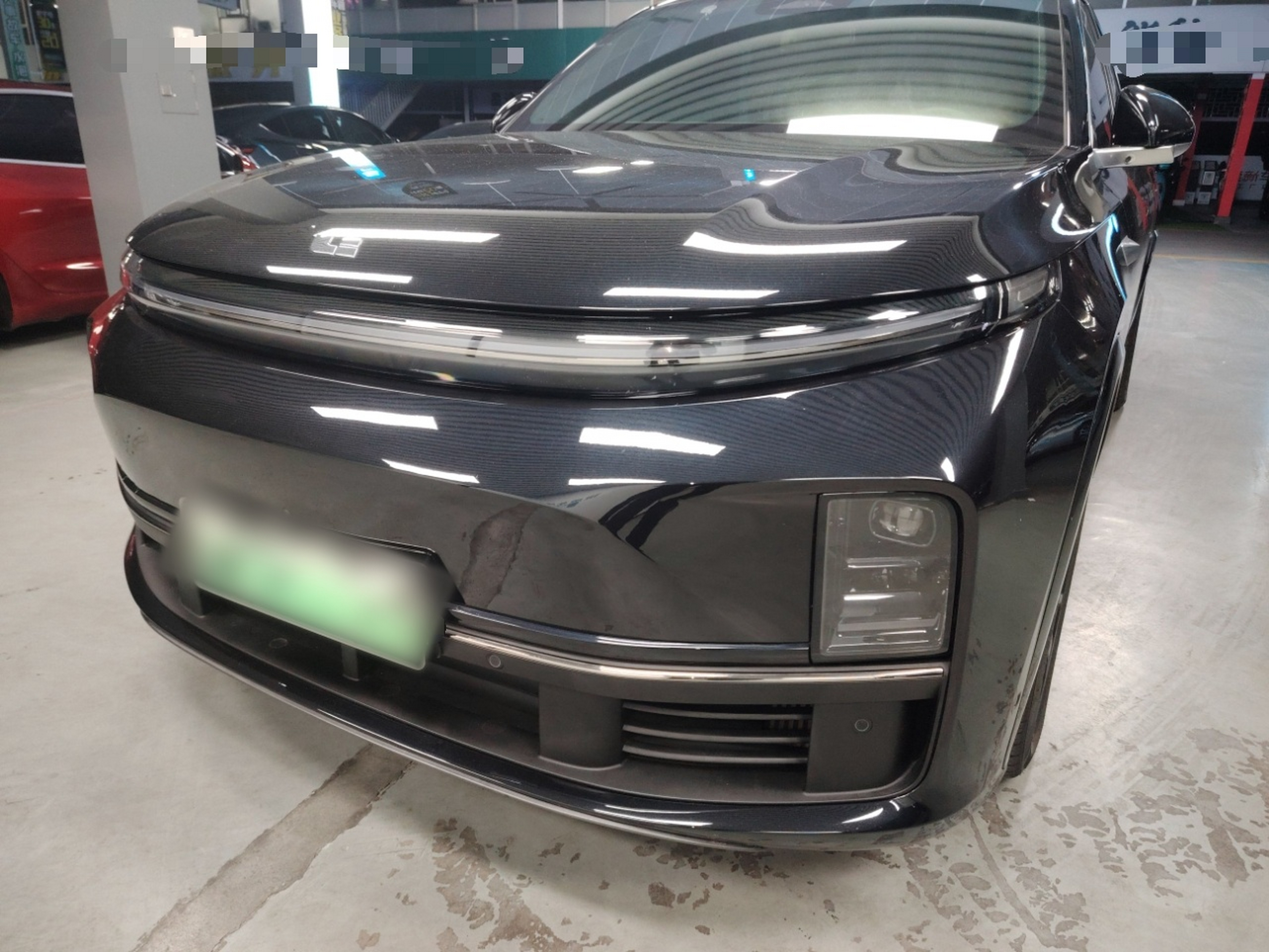 Под передней частью автомобиля