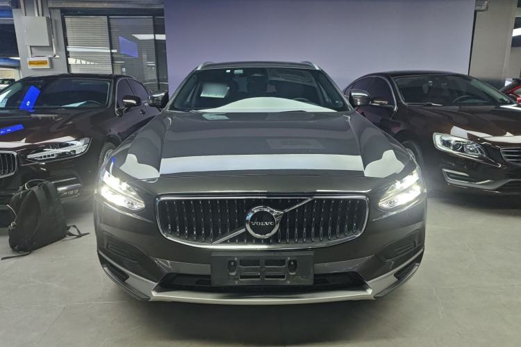 Used Volvo V90 2022 Cross Country B5 AWD Smart Range Edition