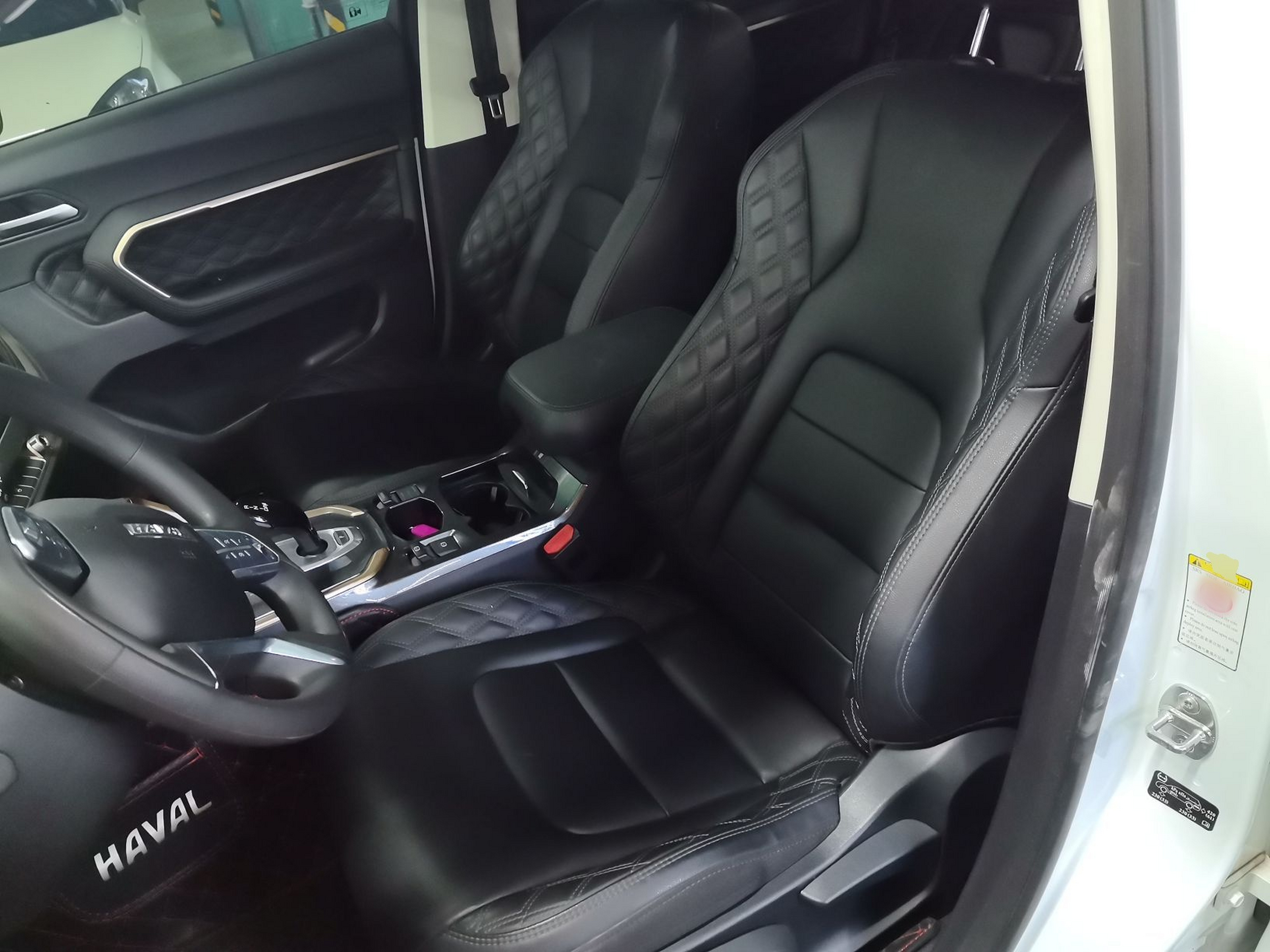 المقاعد الأمامية داخل السيارة