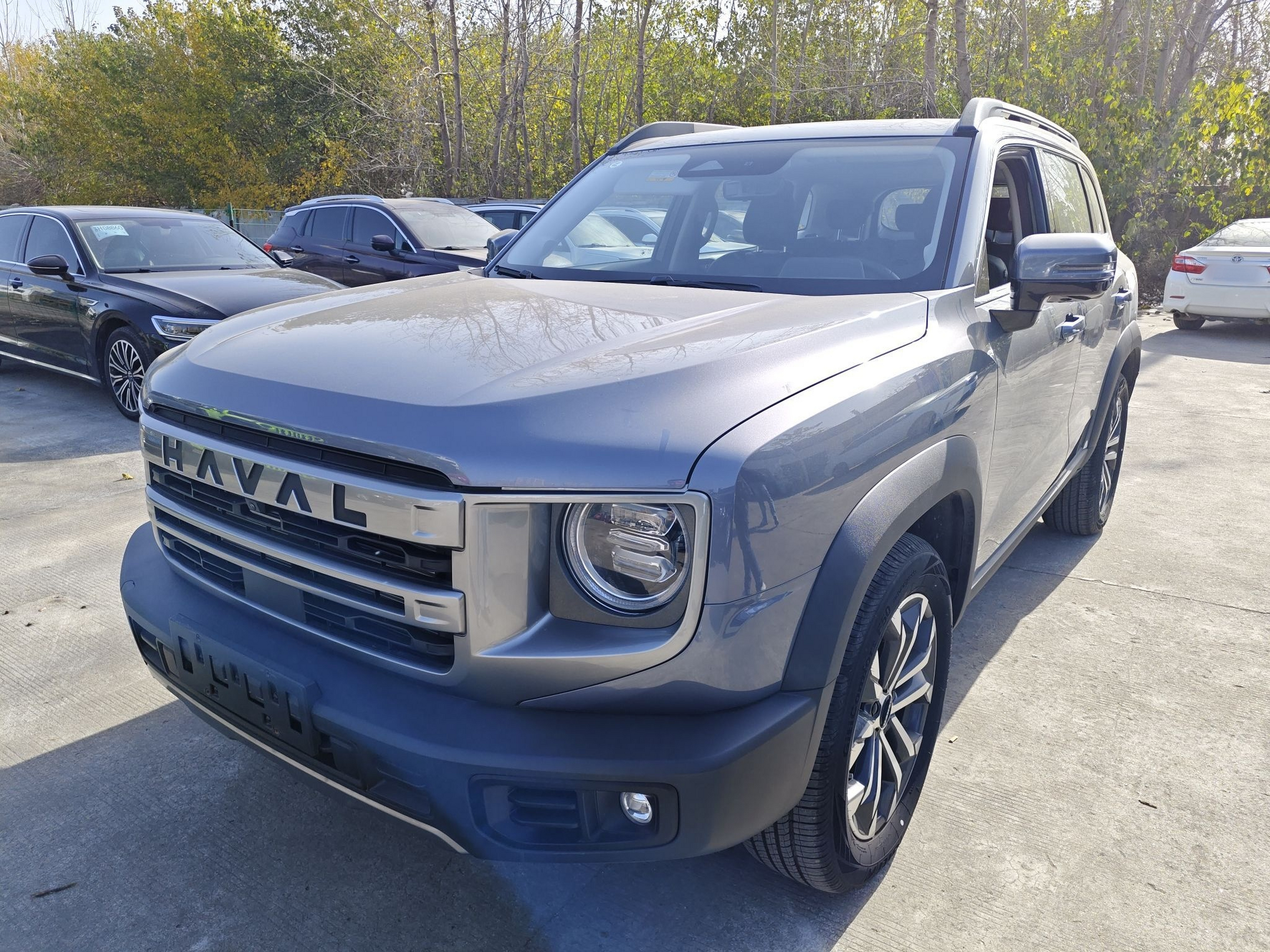 تحت مقدمة السيارة