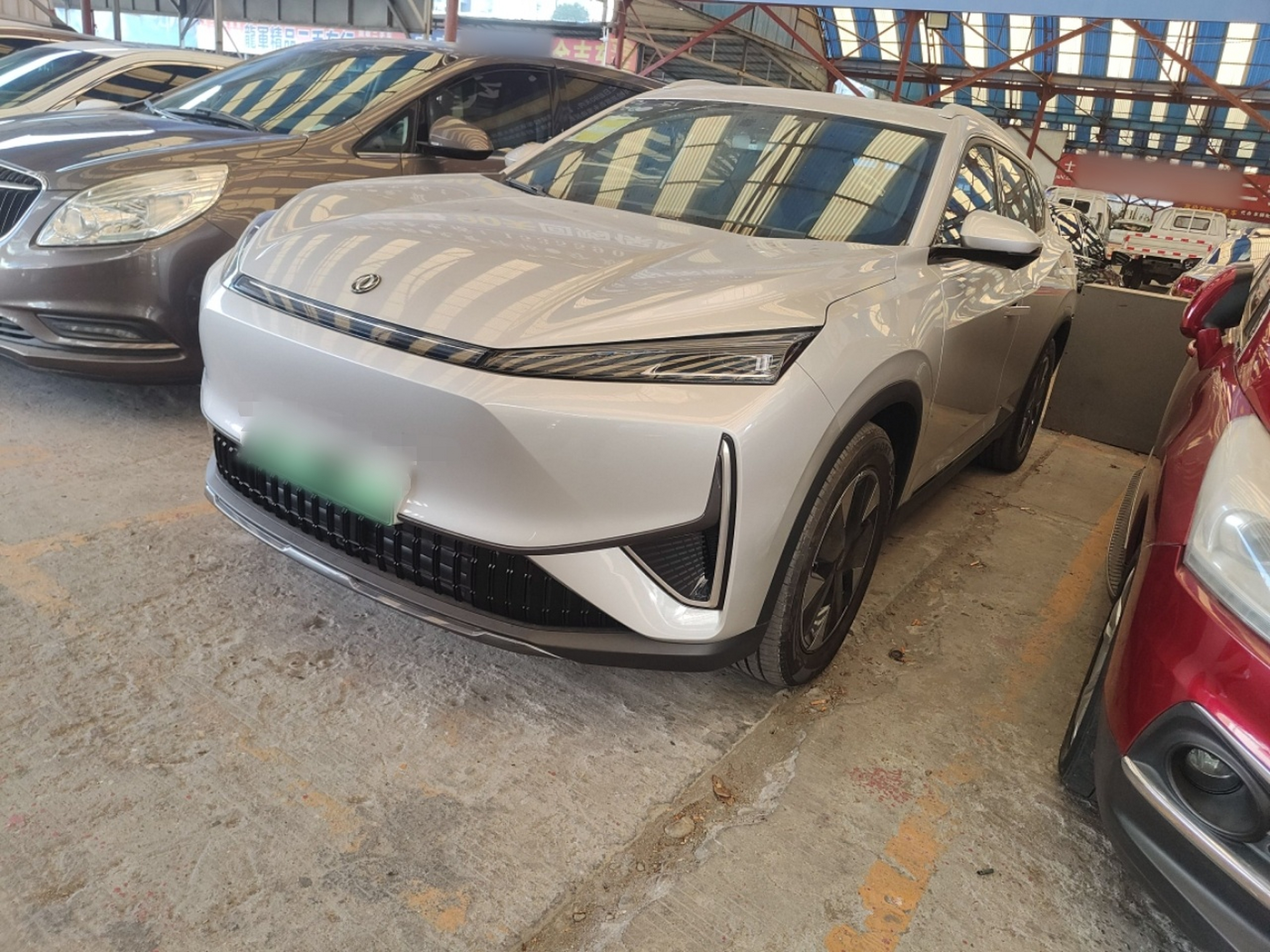 تحت مقدمة السيارة