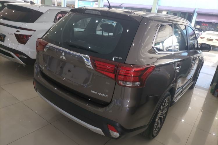 Used Mitsubishi Outlander 2016 2.4L 4x4 Luxury Edition 7-Seater
