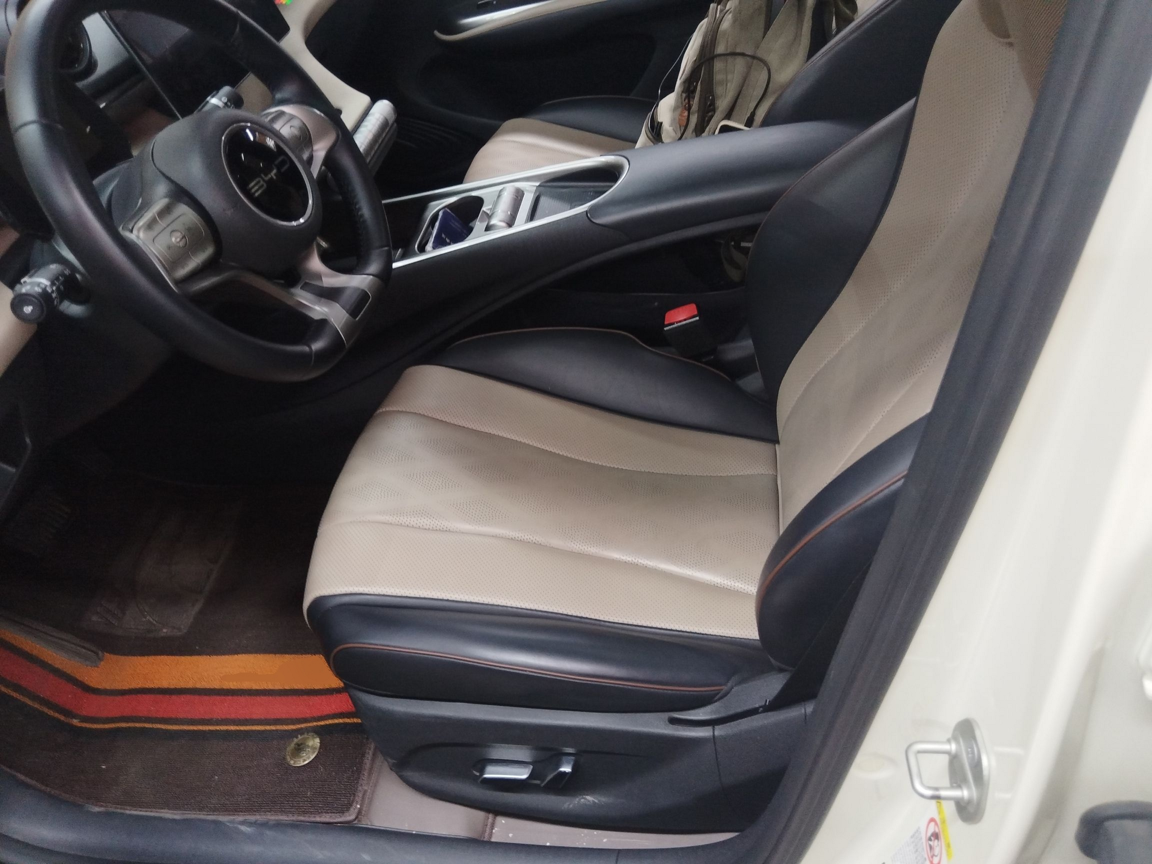 Переднее сиденье в автомобиле