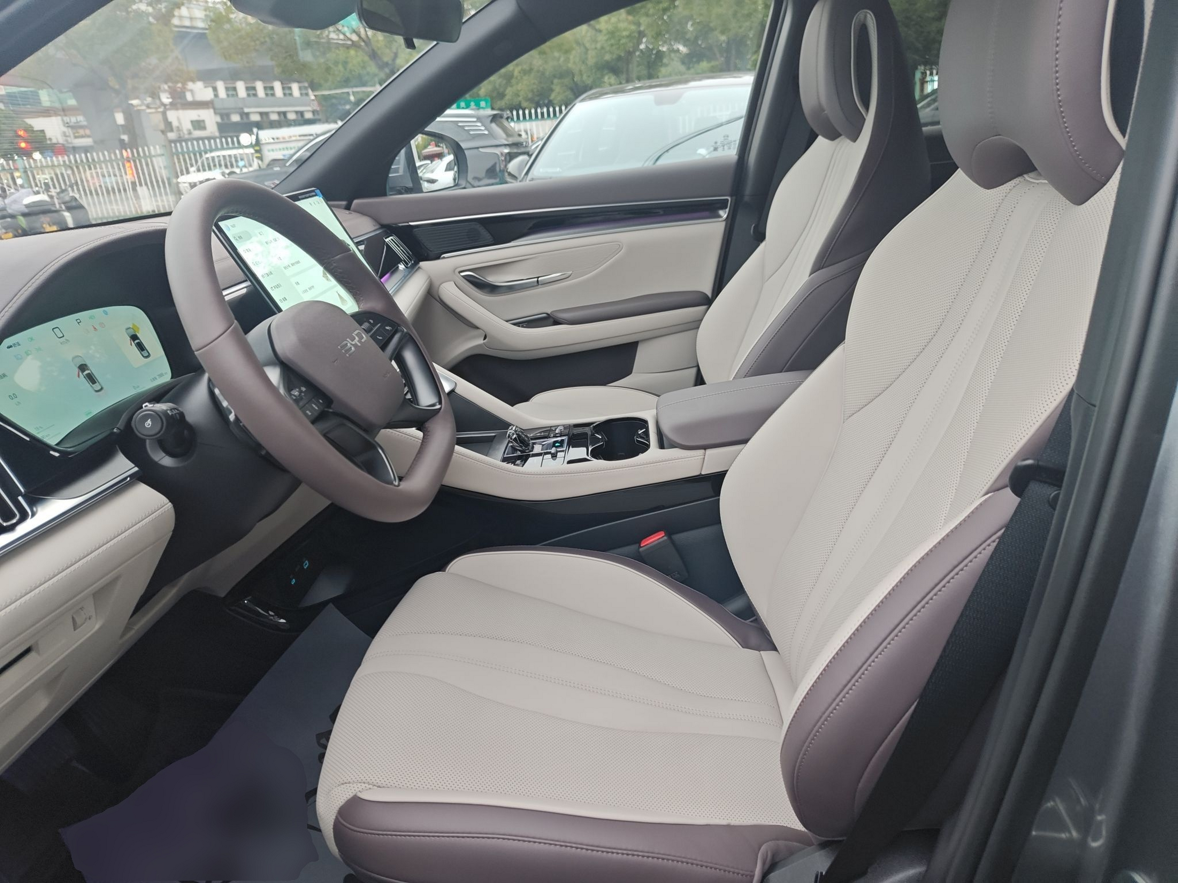 المقاعد الأمامية داخل السيارة