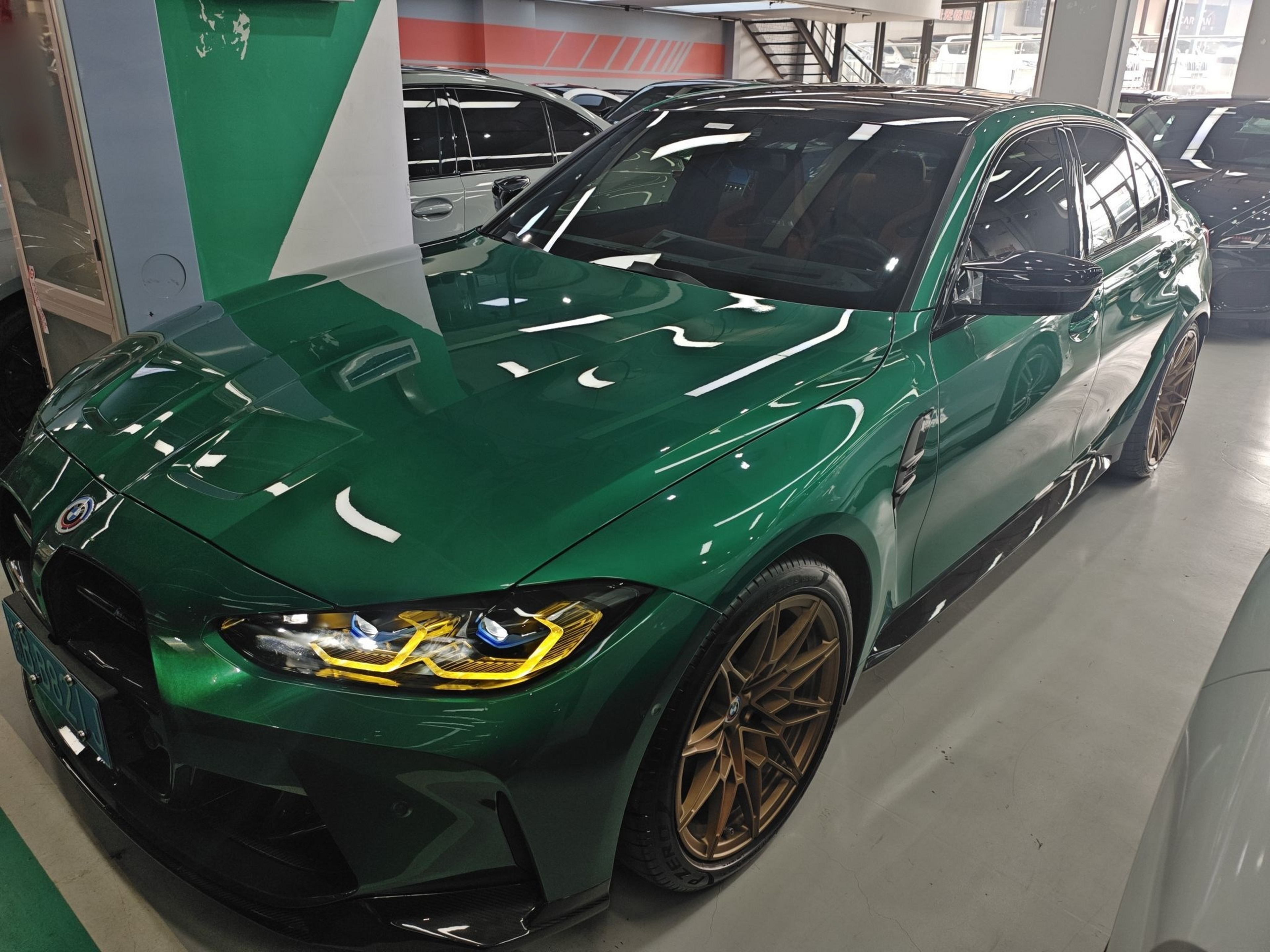 Под передней частью автомобиля