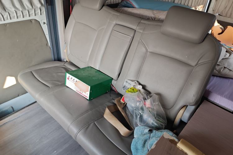 Used Iveco Daily 2020 2.5T A35 Passenger Van Single-Tire Mid-Roof Design 5-9 Seats with Sliding Side Door Meeting China V Emission Standards
