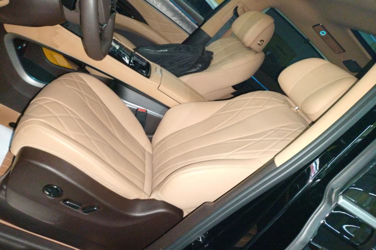 Used Denza D9 2025 DM-i Smart Drive 1020 Four-Wheel Drive Premium Model
