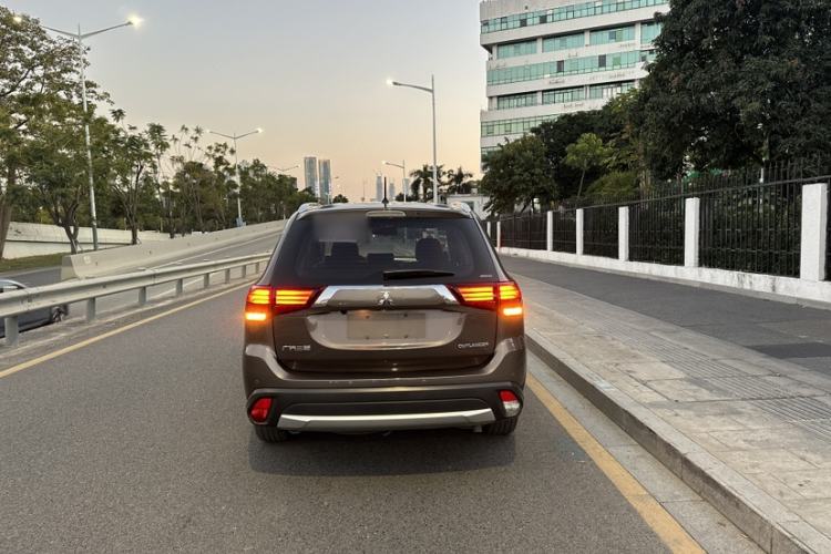 Used Mitsubishi Outlander 2016 2.4L 4x4 Luxury Edition 7-Seater