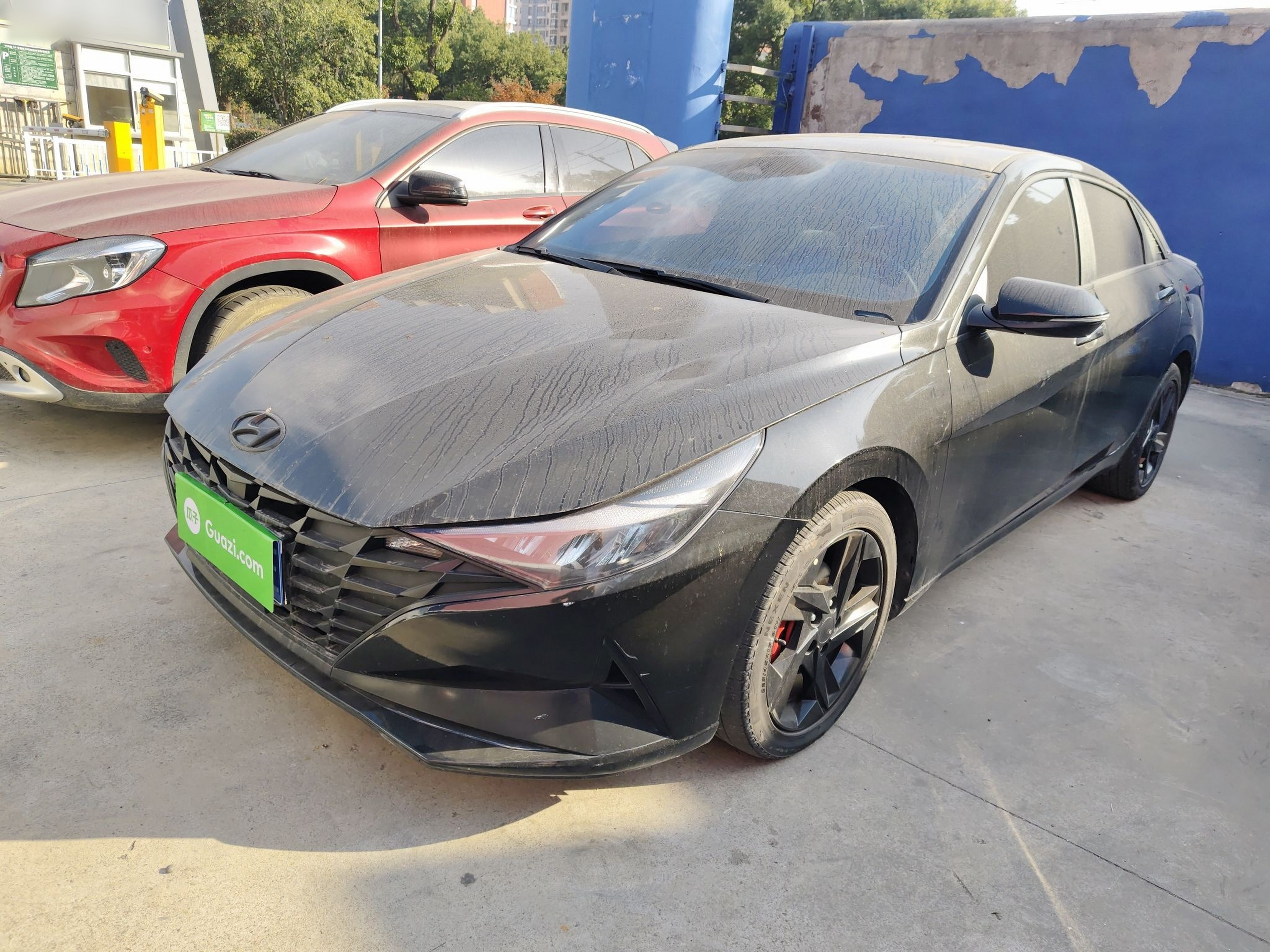 تحت مقدمة السيارة