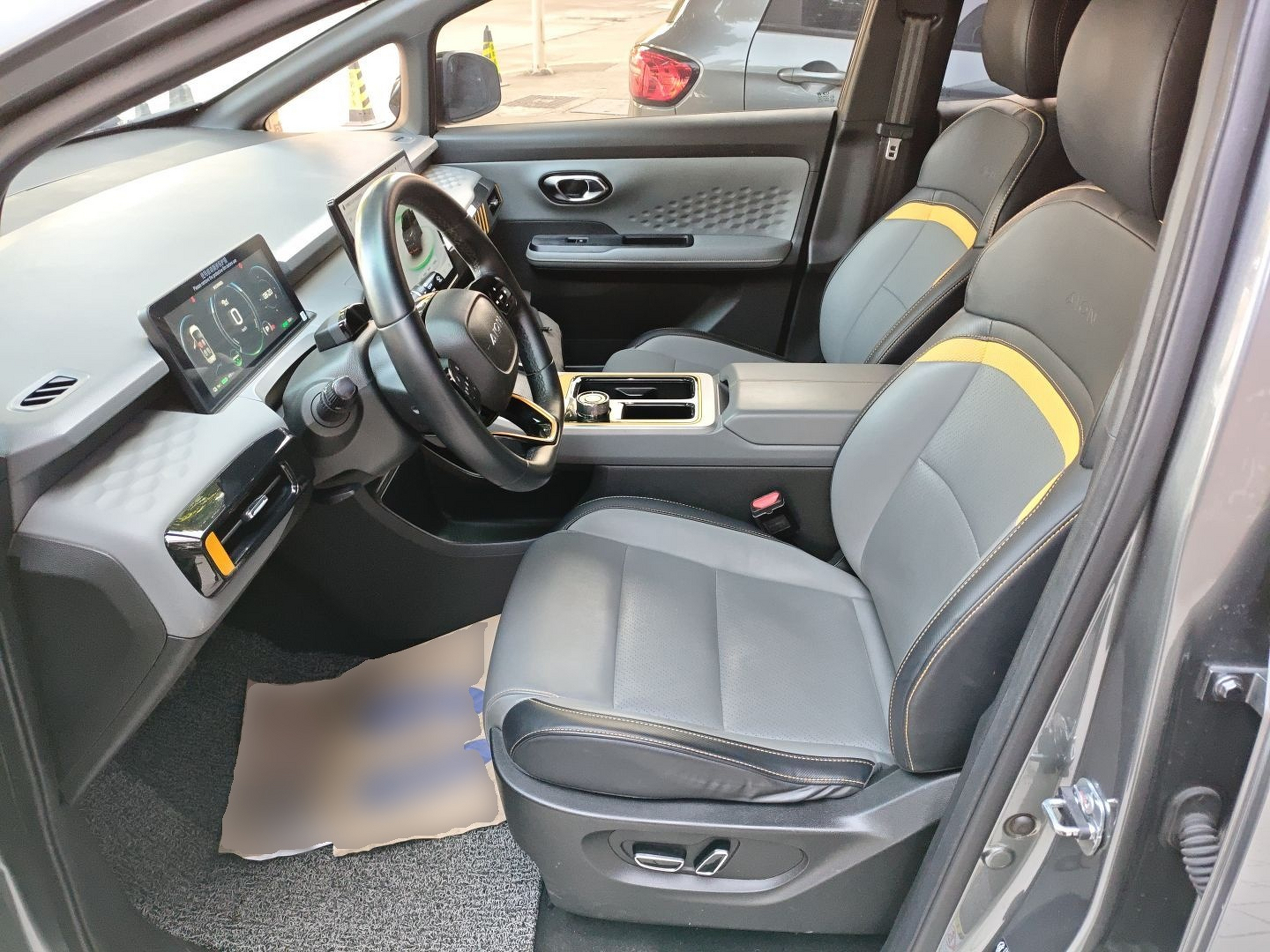 المقاعد الأمامية داخل السيارة