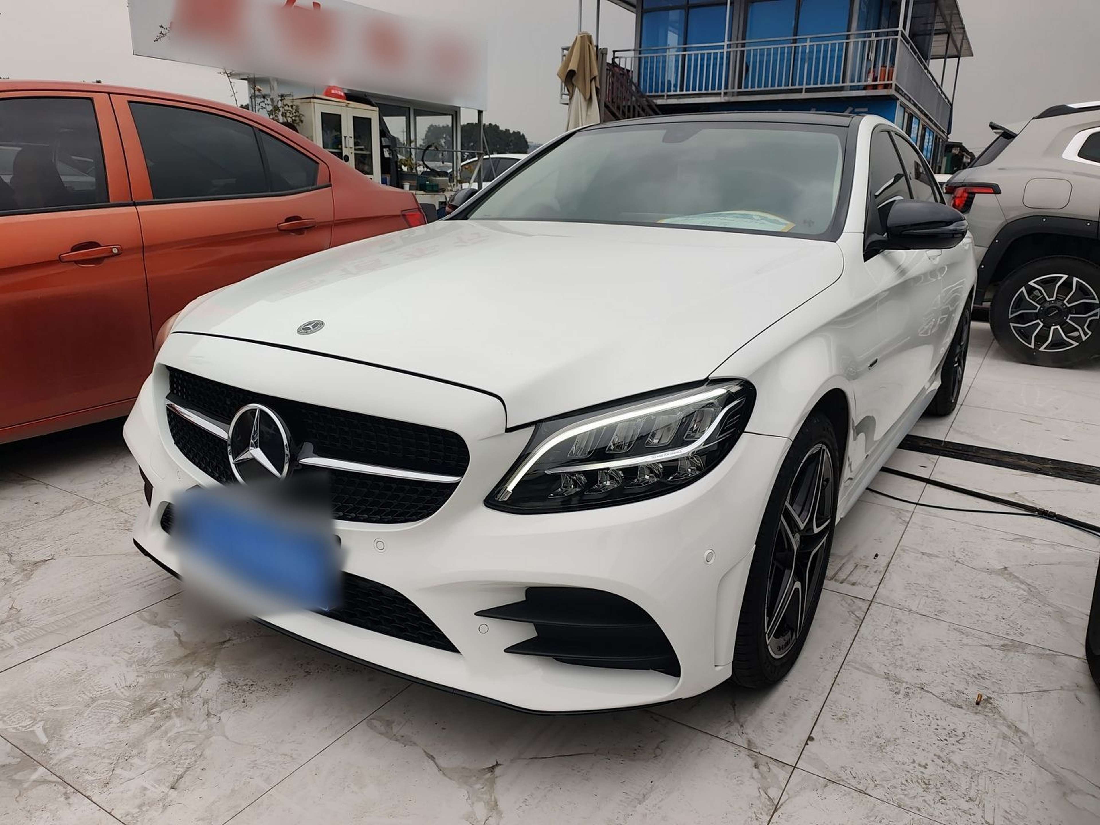 Под передней частью автомобиля