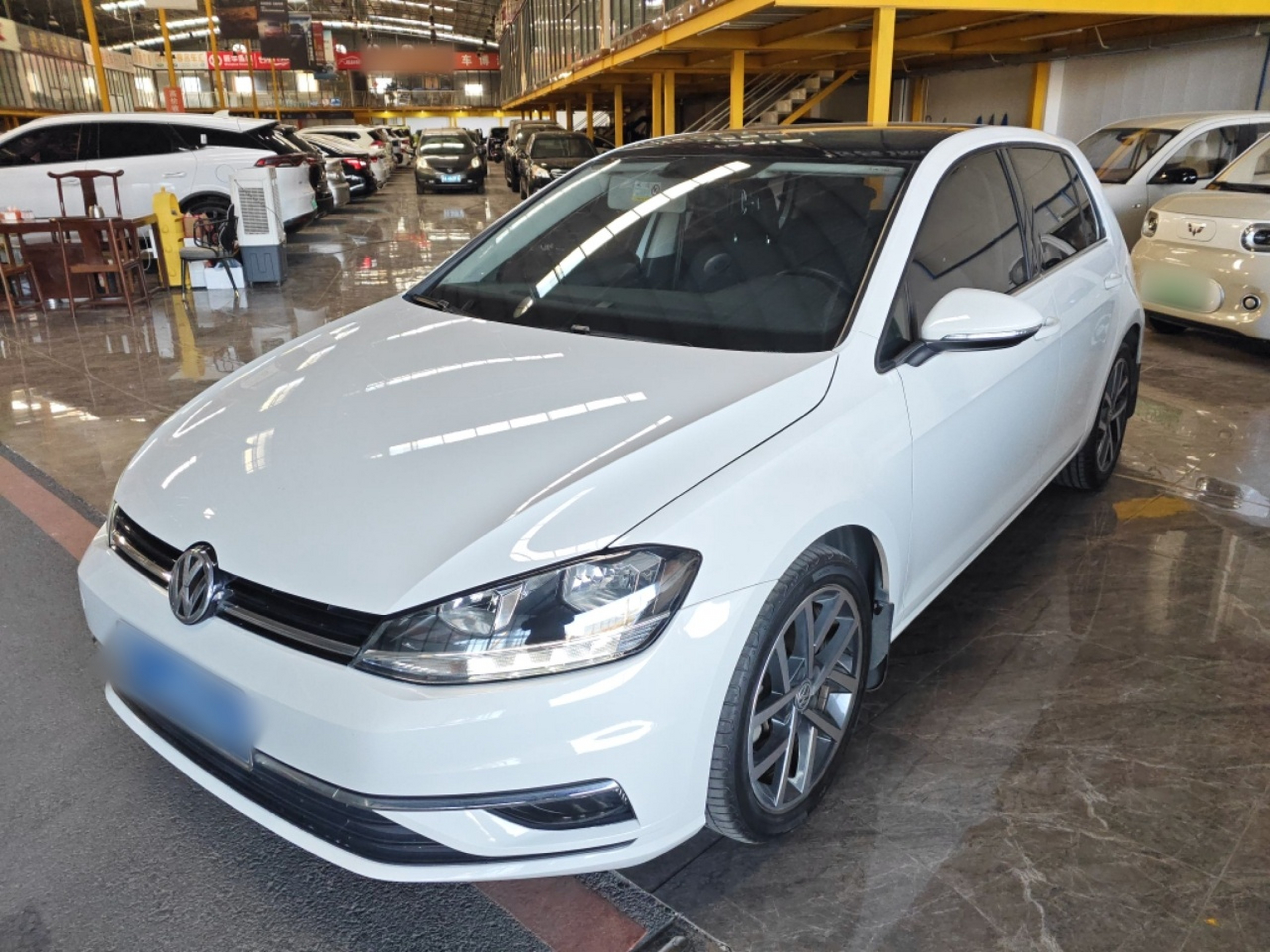 تحت مقدمة السيارة