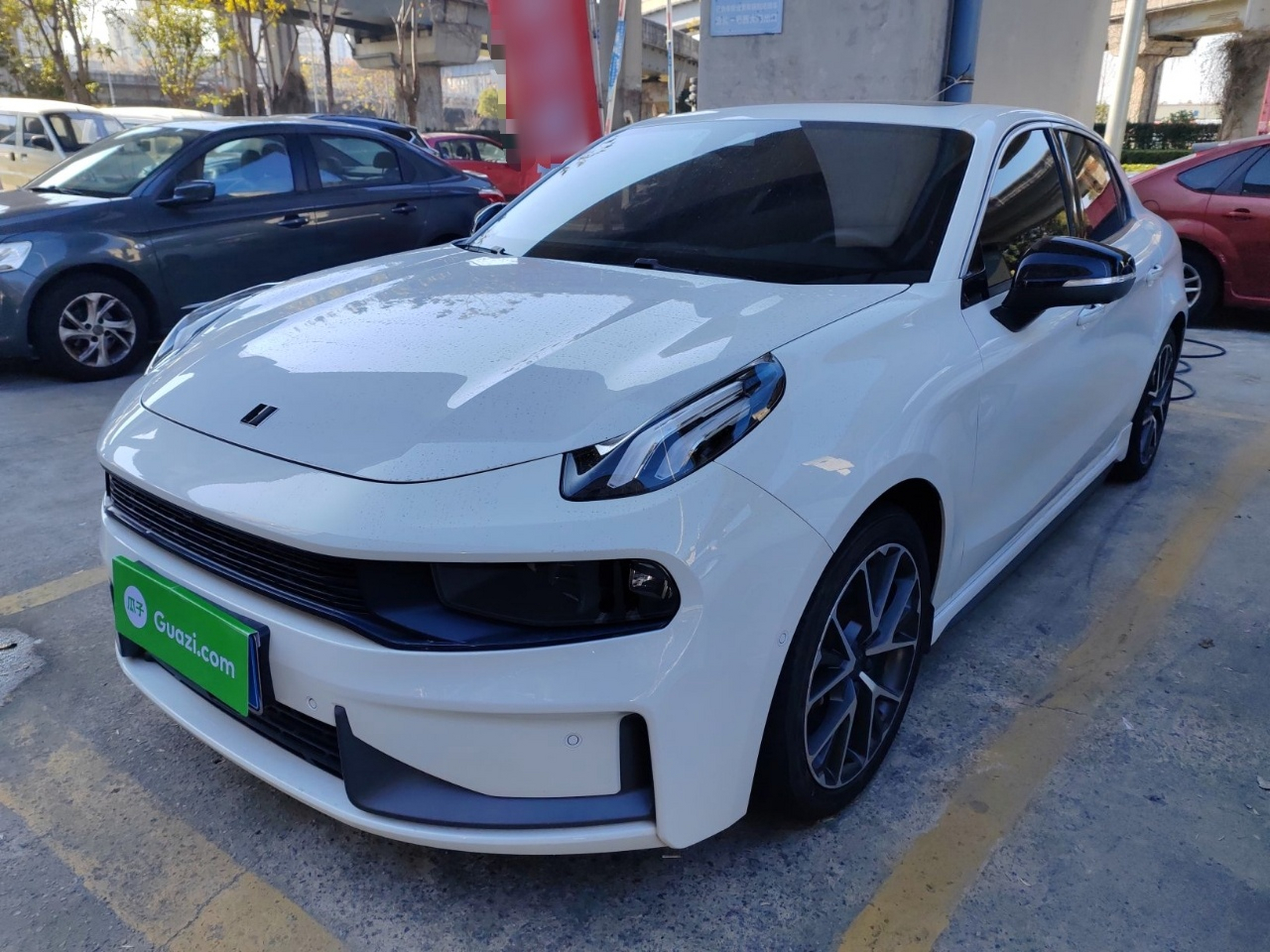 Под передней частью автомобиля