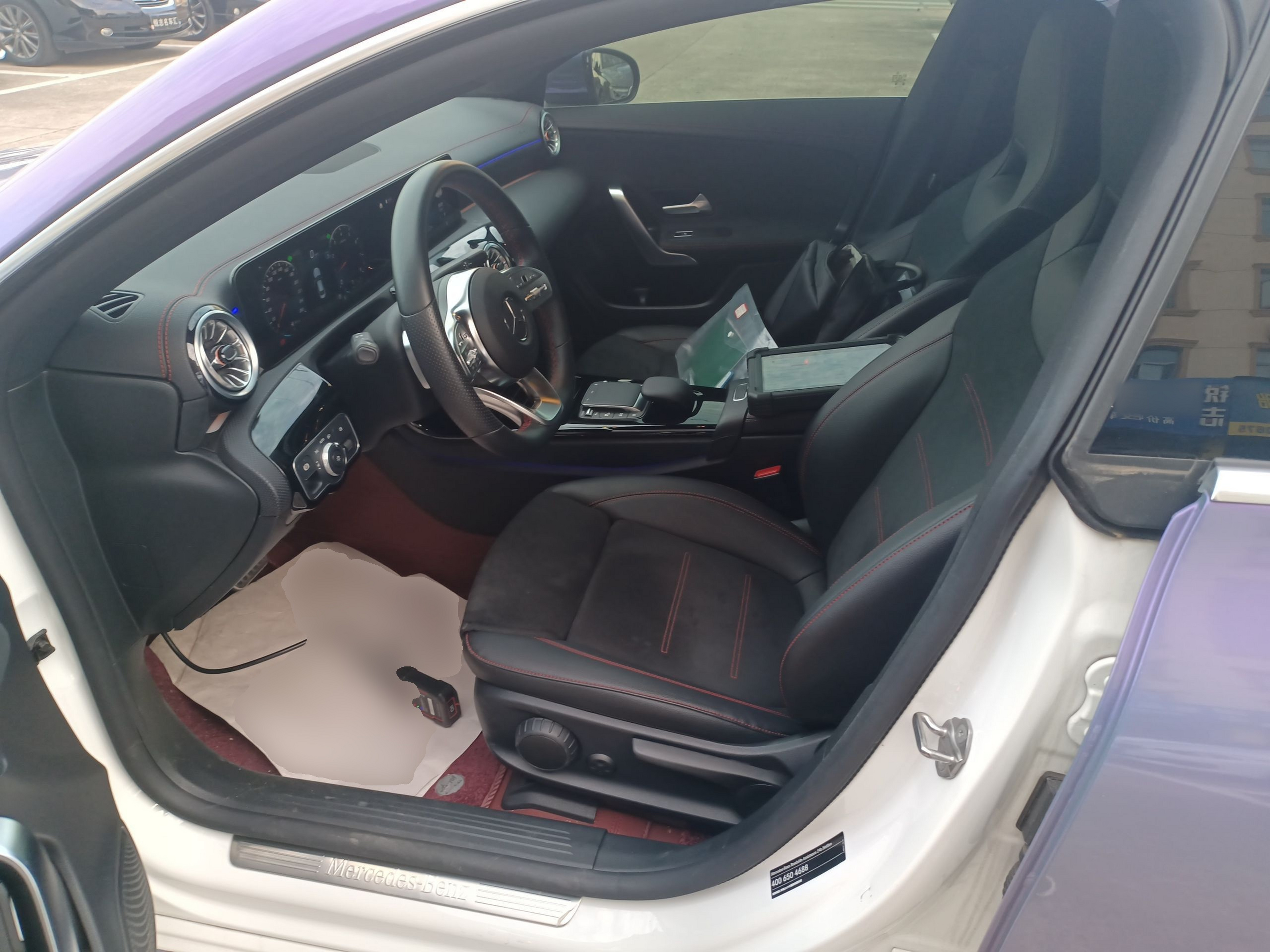 المقاعد الأمامية داخل السيارة