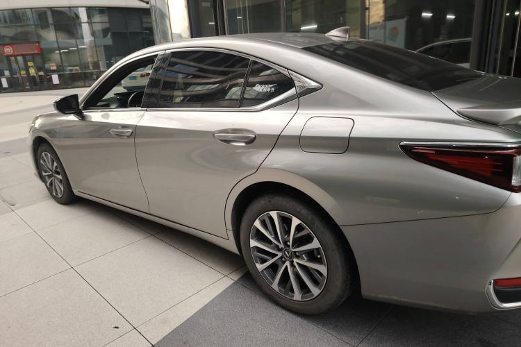Used Lexus ES 2022 300h Excellence Edition

