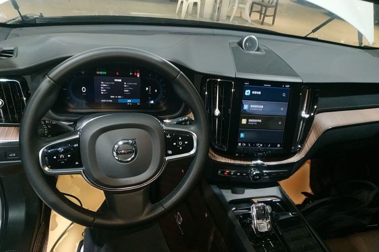 Used Volvo XC60 2023 B5 4x4 Smart Luxury Edition