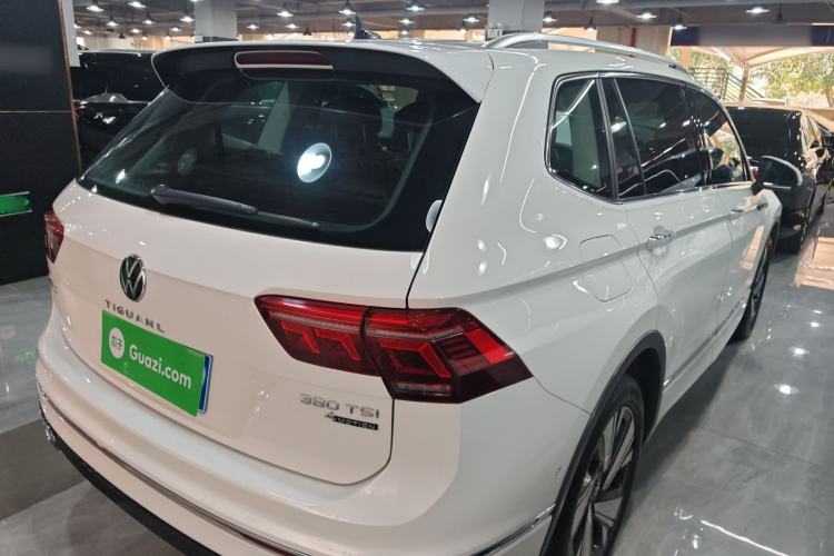 Used Volkswagen Tiguan L 2023 Facelifted 380TSI Automatic All-Wheel Drive R-Line Plus Version 7-Seater
