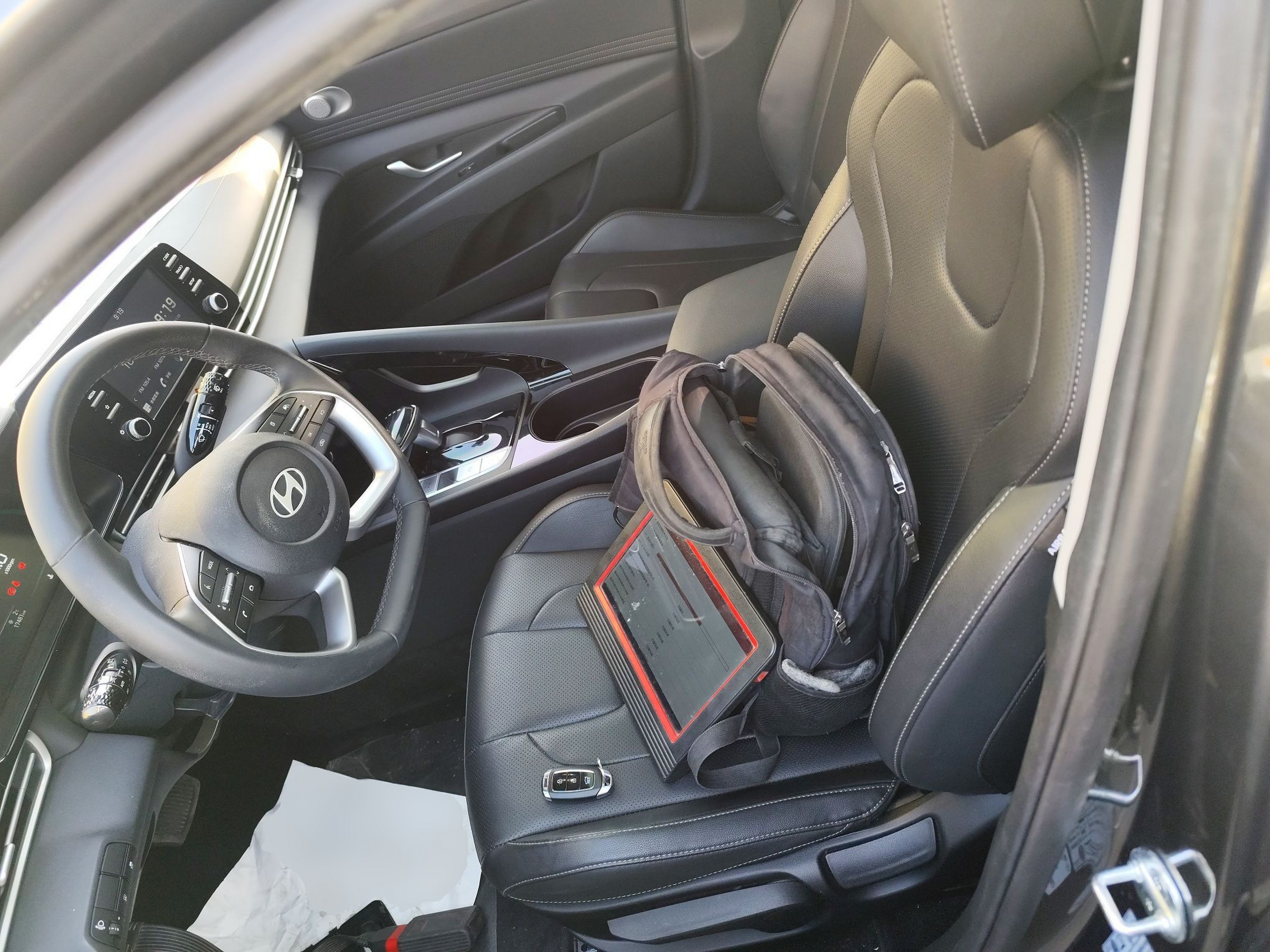 المقاعد الأمامية داخل السيارة